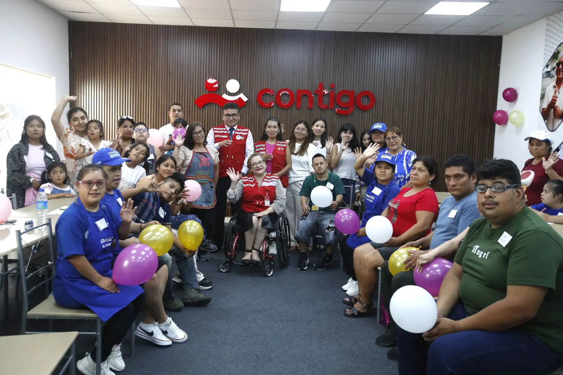 Usuarios del Programa Nacional Contigo participan de un taller de pintura a cargo del Instituto de Diseño de Modas Chio Lecca en donde  expresan libremente a través de la pintura y el dibujo, plasmando aquello que les da fuerza, tranquilidad y sentido de inclusión. 
Foto: ANDINA/Eddy Ramos