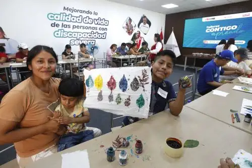 El Programa Nacional Contigo promueve taller de pintura y feria de emprendedores