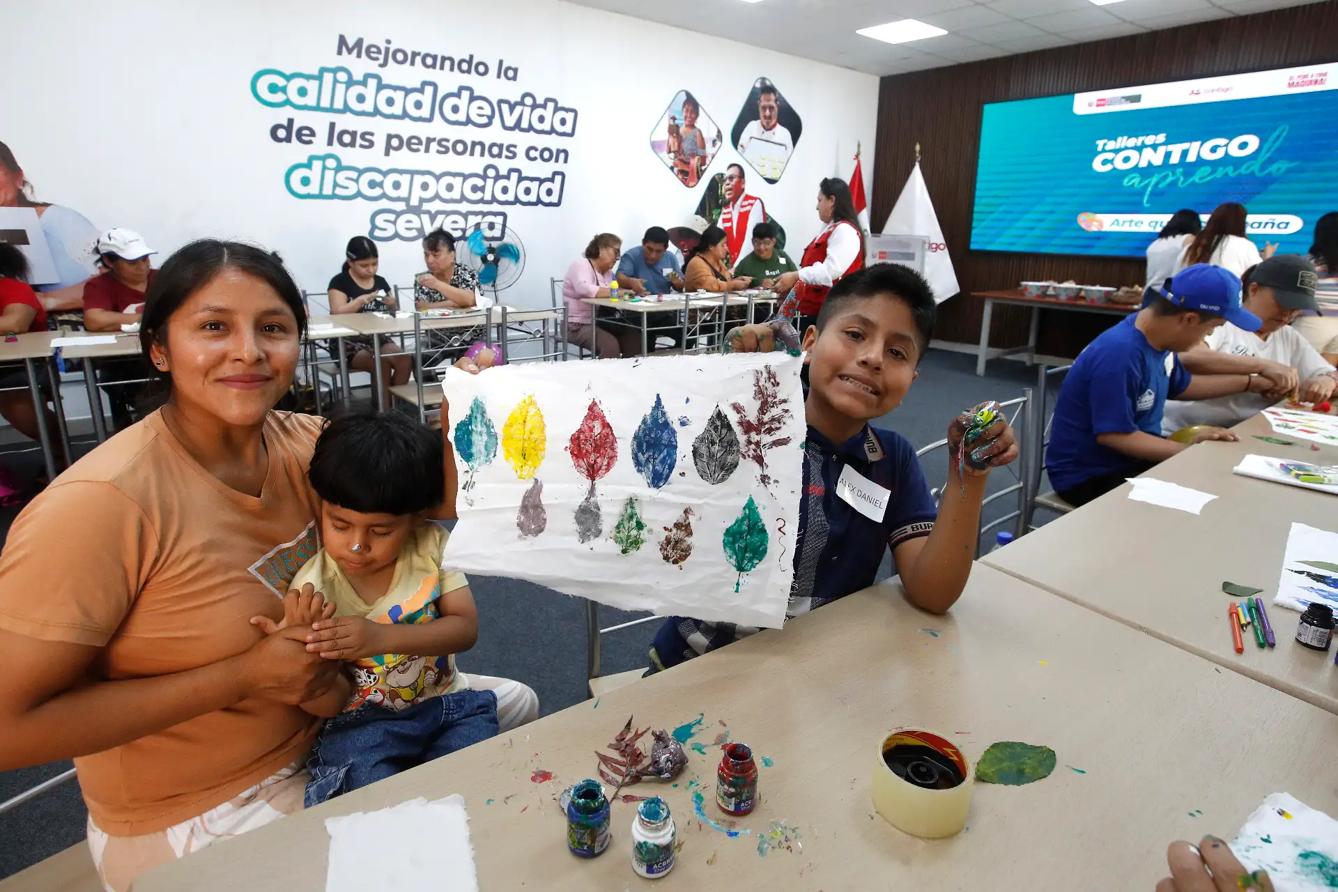 Usuarios del Programa Nacional Contigo participan de un taller de pintura a cargo del Instituto de Diseño de Modas Chio Lecca en donde  expresan libremente a través de la pintura y el dibujo, plasmando aquello que les da fuerza, tranquilidad y sentido de inclusión. 
Foto: ANDINA/Eddy Ramos