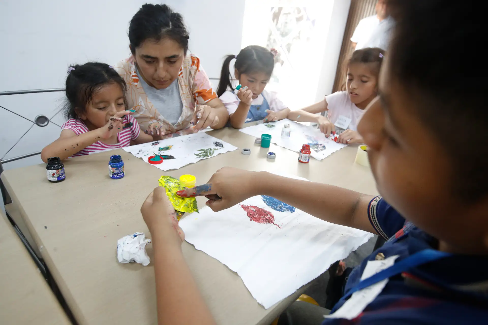 Usuarios del Programa Nacional Contigo participan de un taller de pintura a cargo del Instituto de Diseño de Modas Chio Lecca en donde  expresan libremente a través de la pintura y el dibujo, plasmando aquello que les da fuerza, tranquilidad y sentido de inclusión. 
Foto: ANDINA/Eddy Ramos