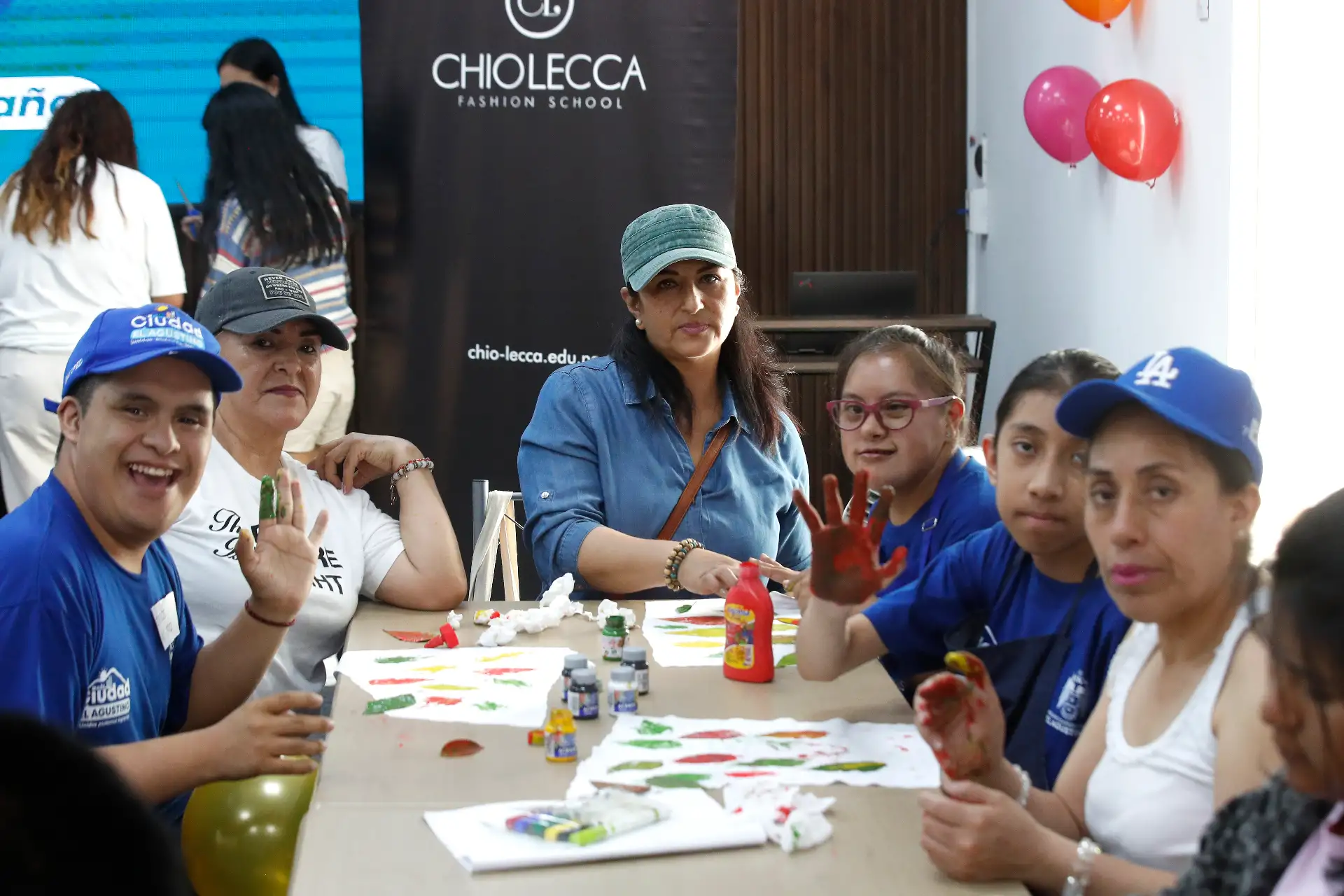 Usuarios del Programa Nacional Contigo participan de un taller de pintura a cargo del Instituto de Diseño de Modas Chio Lecca en donde  expresan libremente a través de la pintura y el dibujo, plasmando aquello que les da fuerza, tranquilidad y sentido de inclusión. 
Foto: ANDINA/Eddy Ramos