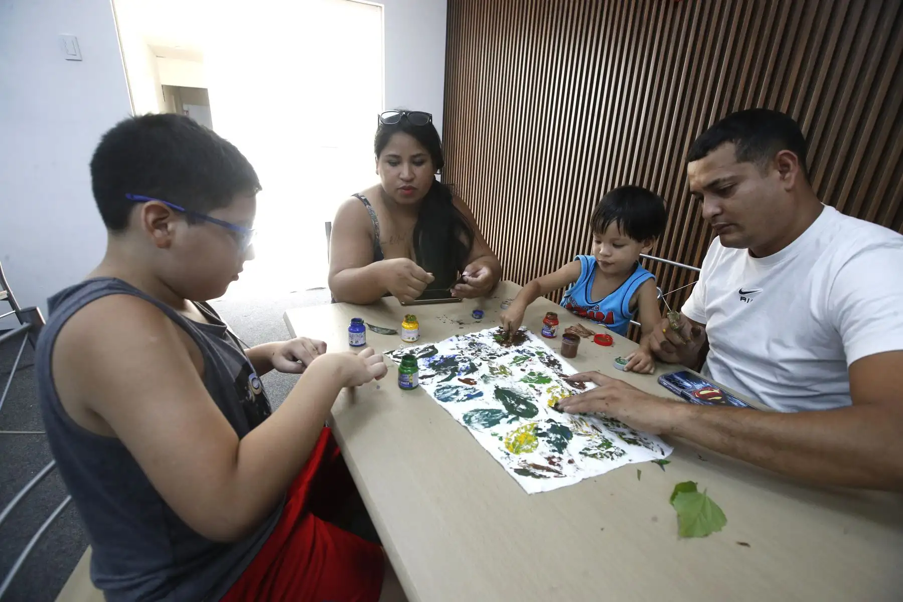 Usuarios del Programa Nacional Contigo participan de un taller de pintura a cargo del Instituto de Diseño de Modas Chio Lecca en donde  expresan libremente a través de la pintura y el dibujo, plasmando aquello que les da fuerza, tranquilidad y sentido de inclusión. 
Foto: ANDINA/Eddy Ramos