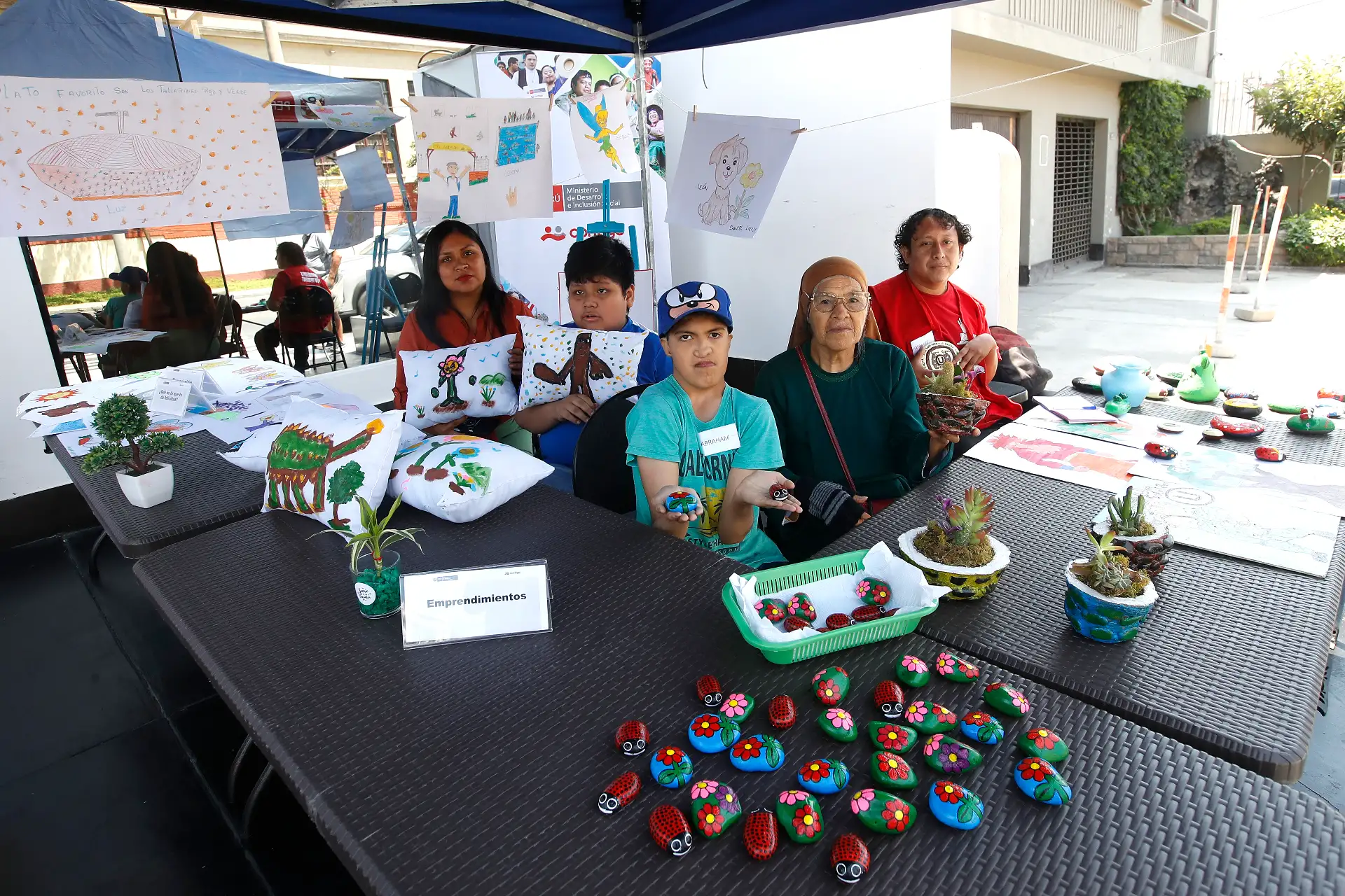 El Programa Nacional Contigo impulsa una  feria donde los emprendedores  muestran sus productos (cuadros, bolsas pintadas, piedras de colores, etc) trabajados en pintura y que son ofrecidos al público. 
Foto: ANDINA/ Eddy Ramos