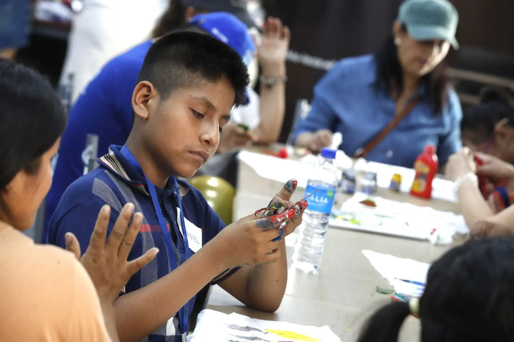 El Programa Nacional Contigo impulsa una  feria donde los emprendedores  muestran sus productos (cuadros, bolsas pintadas, piedras de colores, etc) trabajados en pintura y que son ofrecidos al público. 
Foto: ANDINA/ Eddy Ramos