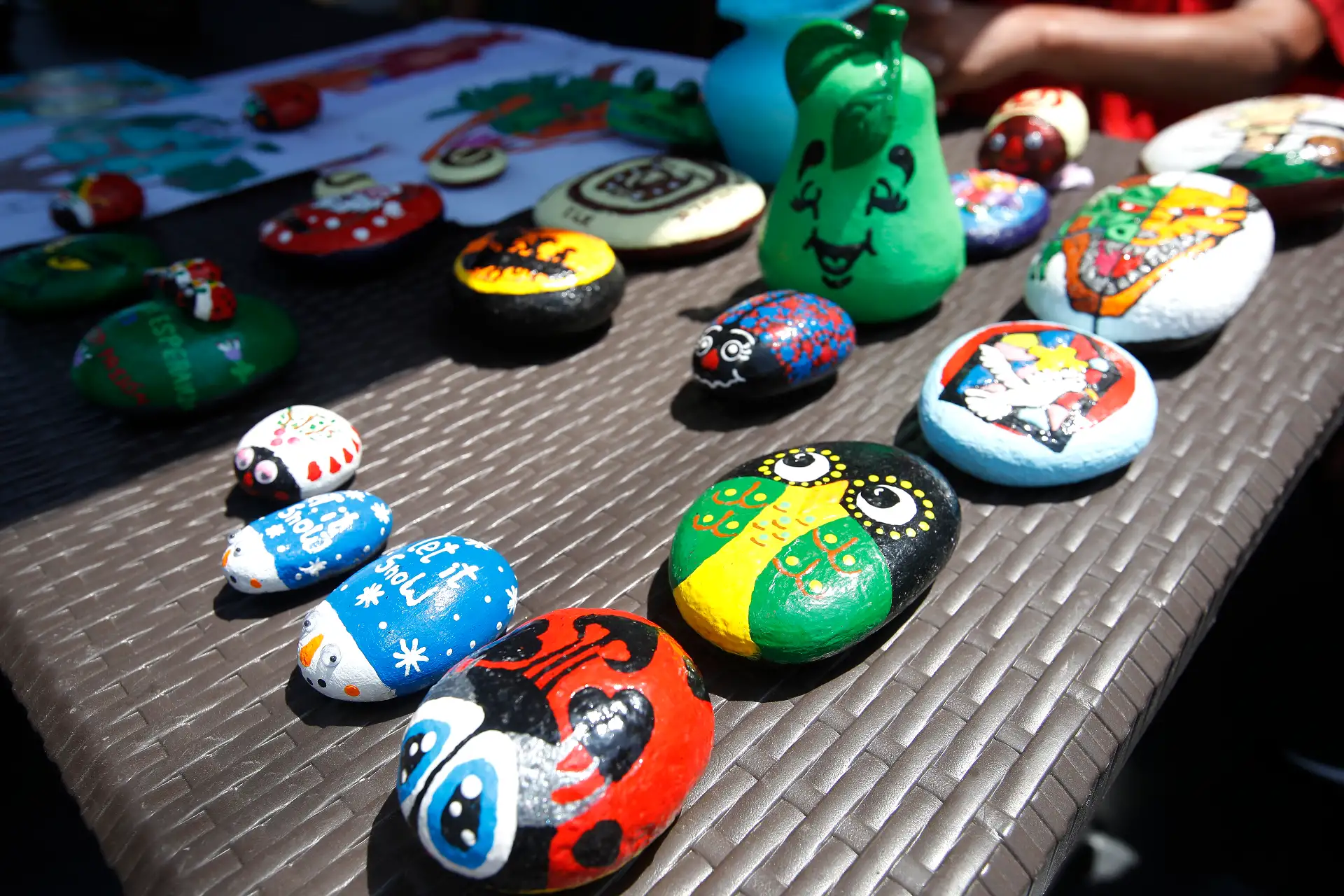 El Programa Nacional Contigo impulsa una  feria donde los emprendedores  muestran sus productos (cuadros, bolsas pintadas, piedras de colores, etc) trabajados en pintura y que son ofrecidos al público. 
Foto: ANDINA/ Eddy Ramos