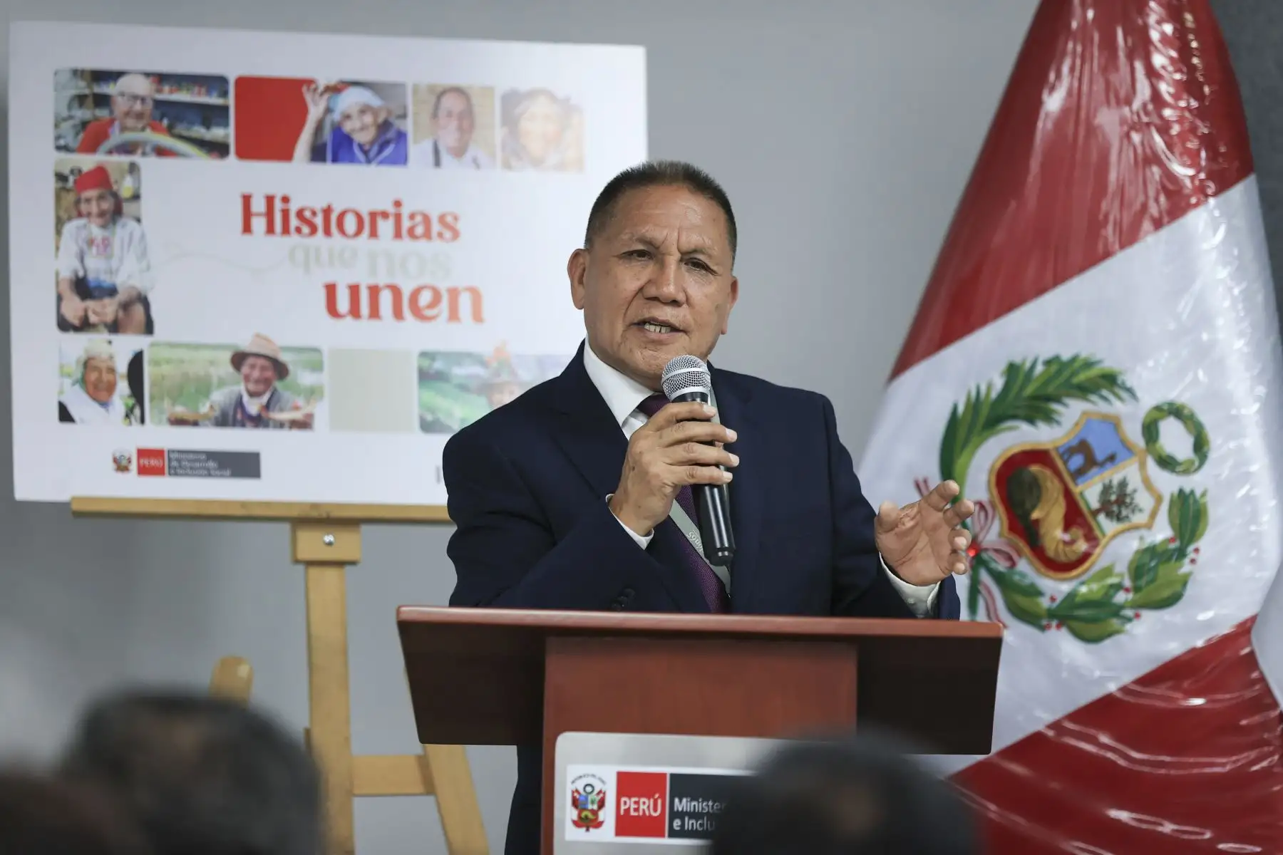 “Historias que nos Unen”, libro editado por el programa Pensión 65 en alianza con Editora Perú, fue presentado como una publicación que reúne 53 relatos de vida de sus usuarios, destacando la memoria, resiliencia e identidad de los adultos mayores del país. En la actividad participaron el director del Diario El Peruano, Félix Paz; el viceministro de Desarrollo e Inclusión Social, José Velásquez; y el director de Pensión 65, Luis Aguilar Torres. Foto: ANDINA/Jhonel Rodríguez Robles