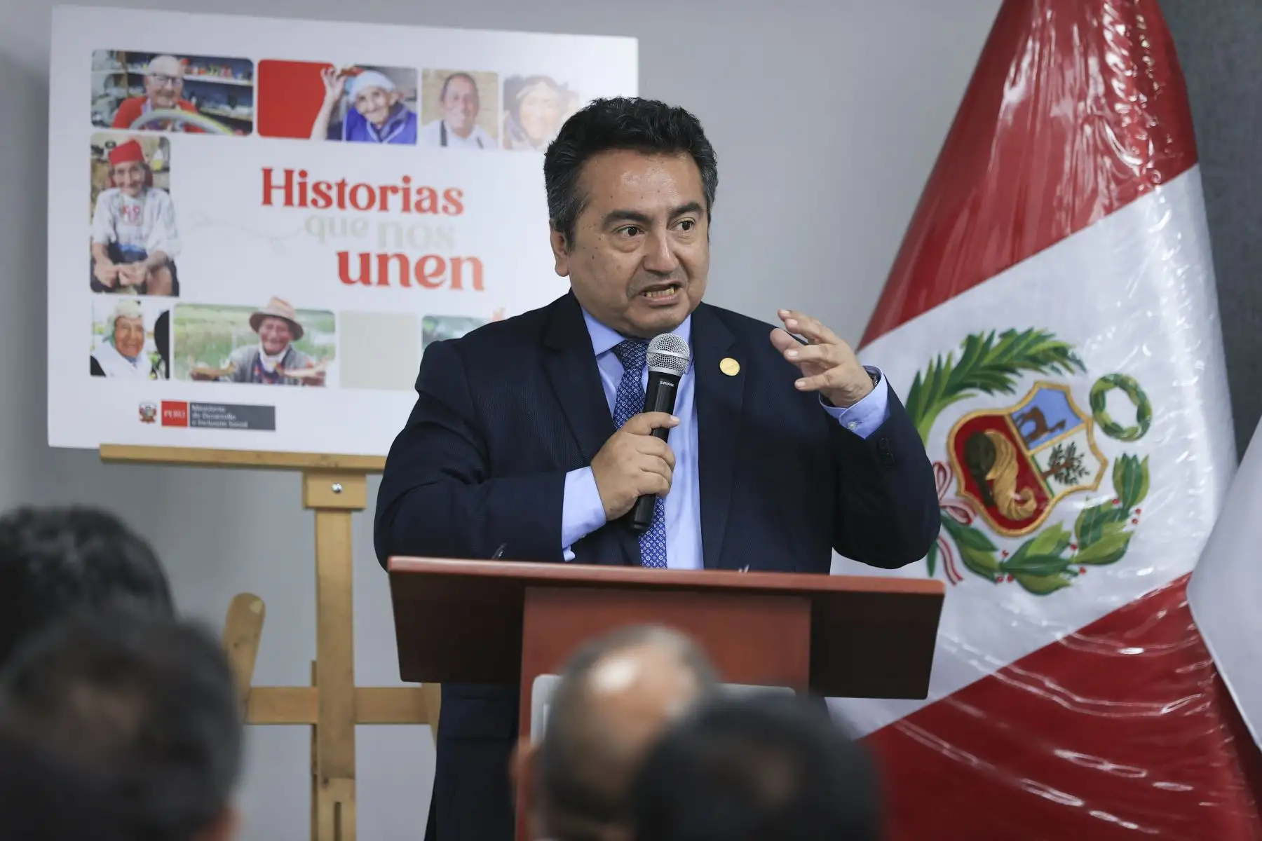 “Historias que nos Unen”, libro editado por el programa Pensión 65 en alianza con Editora Perú, fue presentado como una publicación que reúne 53 relatos de vida de sus usuarios, destacando la memoria, resiliencia e identidad de los adultos mayores del país. En la actividad participaron el director del Diario El Peruano, Félix Paz; el viceministro de Desarrollo e Inclusión Social, José Velásquez; y el director de Pensión 65, Luis Aguilar Torres. Foto: ANDINA/Jhonel Rodríguez Robles