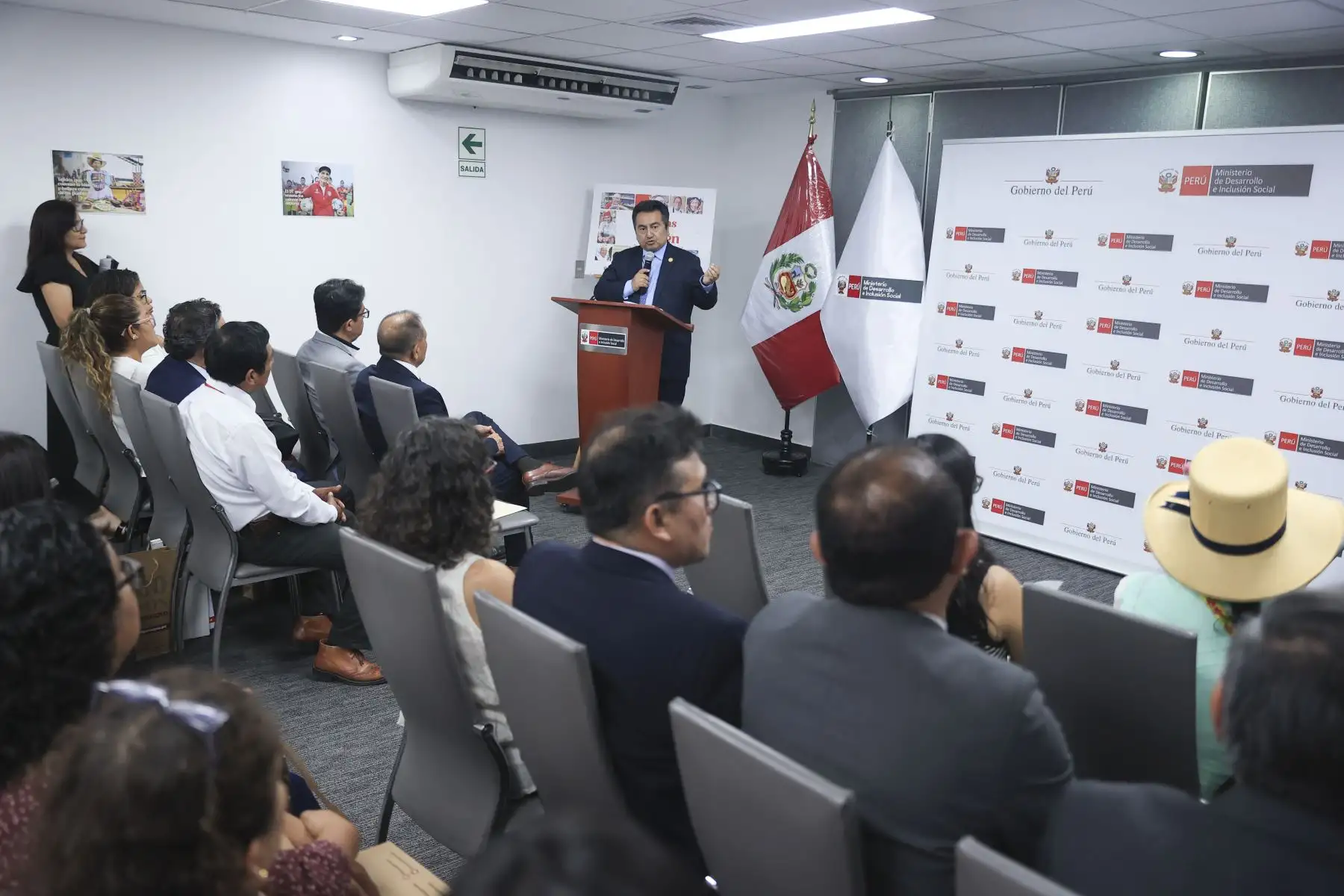 “Historias que nos Unen”, libro editado por el programa Pensión 65 en alianza con Editora Perú, fue presentado como una publicación que reúne 53 relatos de vida de sus usuarios, destacando la memoria, resiliencia e identidad de los adultos mayores del país. En la actividad participaron el director del Diario El Peruano, Félix Paz; el viceministro de Desarrollo e Inclusión Social, José Velásquez; y el director de Pensión 65, Luis Aguilar Torres. Foto: ANDINA/Jhonel Rodríguez Robles