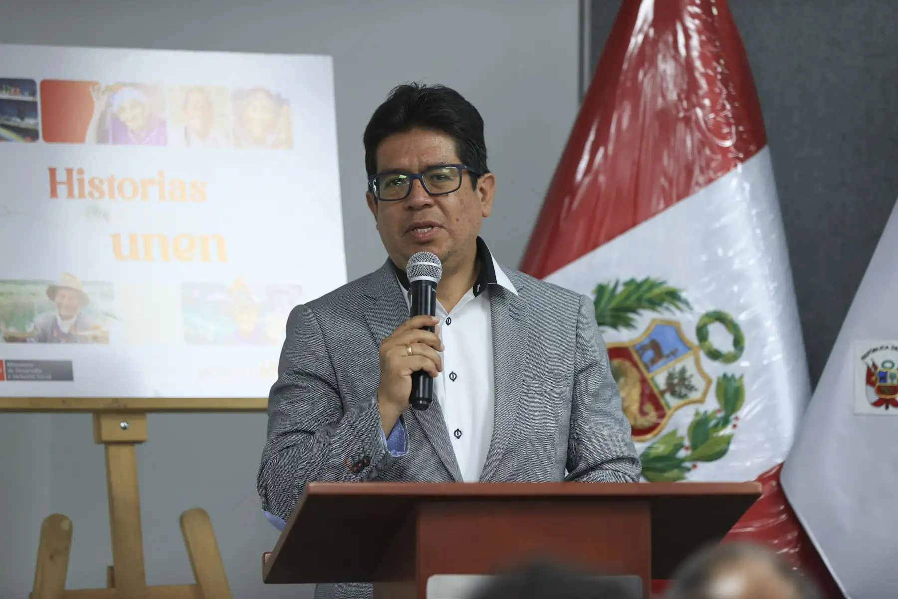 “Historias que nos Unen”, libro editado por el programa Pensión 65 en alianza con Editora Perú, fue presentado como una publicación que reúne 53 relatos de vida de sus usuarios, destacando la memoria, resiliencia e identidad de los adultos mayores del país. En la actividad participaron el director del Diario El Peruano, Félix Paz; el viceministro de Desarrollo e Inclusión Social, José Velásquez; y el director de Pensión 65, Luis Aguilar Torres. Foto: ANDINA/Jhonel Rodríguez Robles