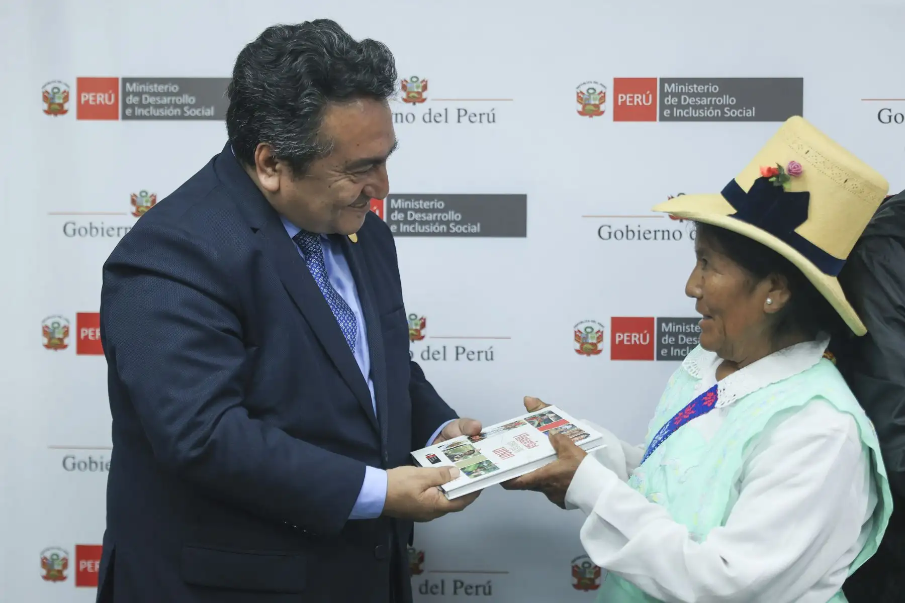 “Historias que nos Unen”, libro editado por el programa Pensión 65 en alianza con Editora Perú, fue presentado como una publicación que reúne 53 relatos de vida de sus usuarios, destacando la memoria, resiliencia e identidad de los adultos mayores del país. En la actividad participaron el director del Diario El Peruano, Félix Paz; el viceministro de Desarrollo e Inclusión Social, José Velásquez; y el director de Pensión 65, Luis Aguilar Torres. Foto: ANDINA/Jhonel Rodríguez Robles