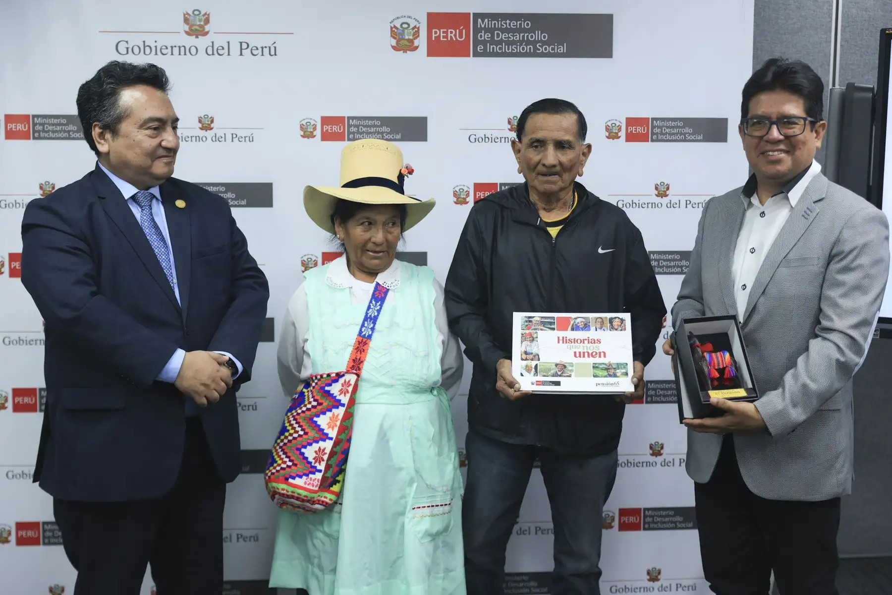 “Historias que nos Unen”, libro editado por el programa Pensión 65 en alianza con Editora Perú, fue presentado como una publicación que reúne 53 relatos de vida de sus usuarios, destacando la memoria, resiliencia e identidad de los adultos mayores del país. En la actividad participaron el director del Diario El Peruano, Félix Paz; el viceministro de Desarrollo e Inclusión Social, José Velásquez; y el director de Pensión 65, Luis Aguilar Torres. Foto: ANDINA/Jhonel Rodríguez Robles