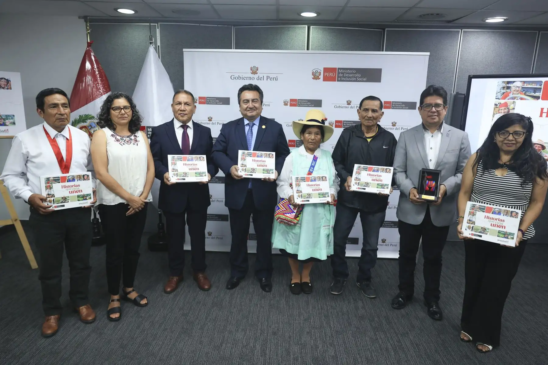 “Historias que nos Unen”, libro editado por el programa Pensión 65 en alianza con Editora Perú, fue presentado como una publicación que reúne 53 relatos de vida de sus usuarios, destacando la memoria, resiliencia e identidad de los adultos mayores del país. En la actividad participaron el director del Diario El Peruano, Félix Paz; el viceministro de Desarrollo e Inclusión Social, José Velásquez; y el director de Pensión 65, Luis Aguilar Torres. Foto: ANDINA/Jhonel Rodríguez Robles