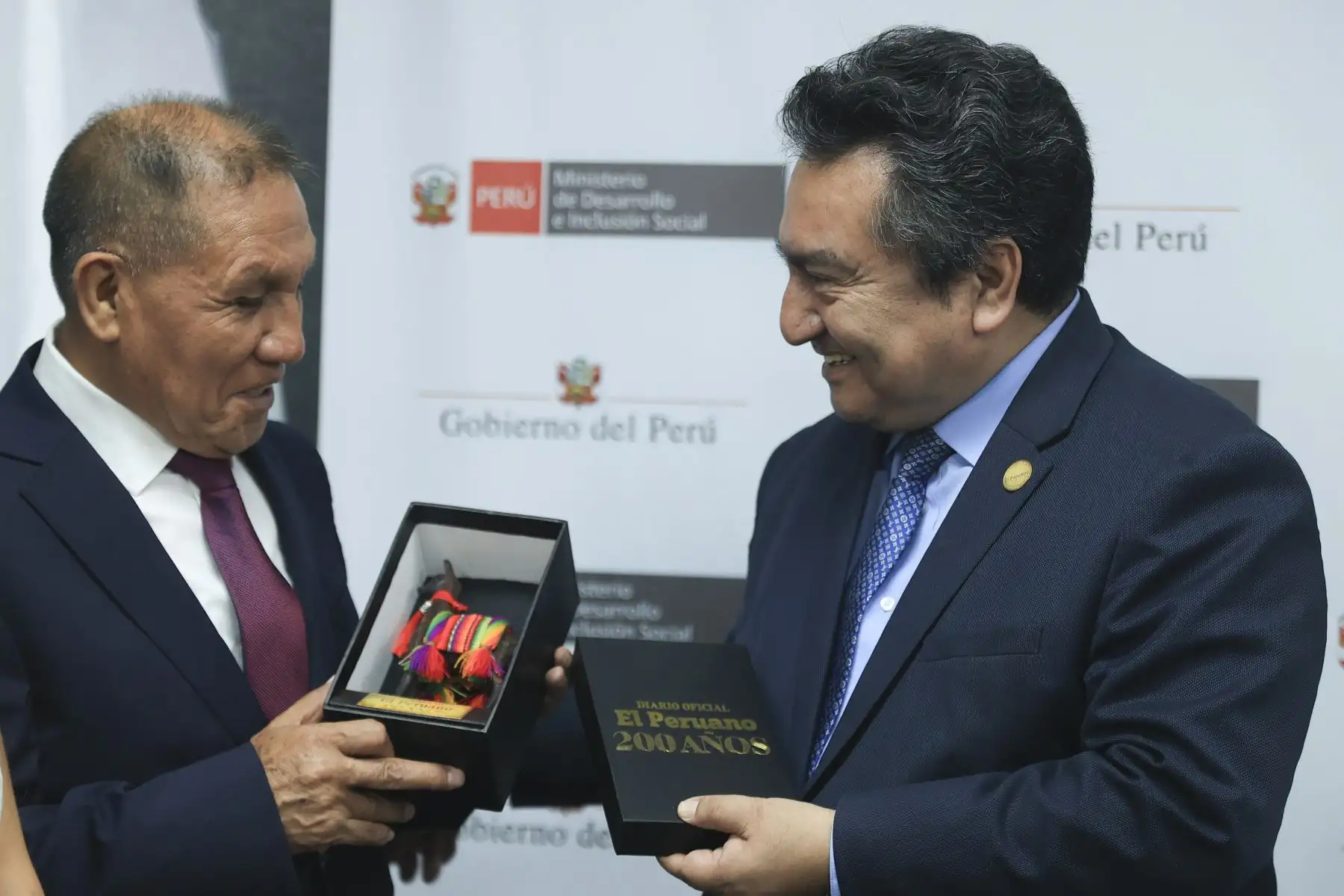 “Historias que nos Unen”, libro editado por el programa Pensión 65 en alianza con Editora Perú, fue presentado como una publicación que reúne 53 relatos de vida de sus usuarios, destacando la memoria, resiliencia e identidad de los adultos mayores del país. En la actividad participaron el director del Diario El Peruano, Félix Paz; el viceministro de Desarrollo e Inclusión Social, José Velásquez; y el director de Pensión 65, Luis Aguilar Torres. Foto: ANDINA/Jhonel Rodríguez Robles