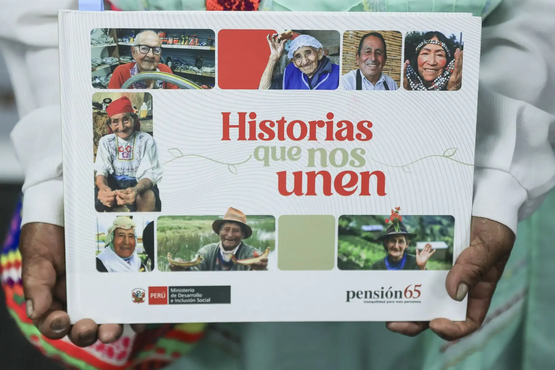 “Historias que nos Unen”, libro editado por el programa Pensión 65 en alianza con Editora Perú, fue presentado como una publicación que reúne 53 relatos de vida de sus usuarios, destacando la memoria, resiliencia e identidad de los adultos mayores del país. En la actividad participaron el director del Diario El Peruano, Félix Paz; el viceministro de Desarrollo e Inclusión Social, José Velásquez; y el director de Pensión 65, Luis Aguilar Torres. Foto: ANDINA/Jhonel Rodríguez Robles