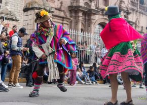 Con música, alegría desbordante y profundo orgullo cultural, el distrito de Vinchos realizó en la Plaza Mayor de Ayacucho el lanzamiento oficial de su Carnaval 2026, denominado “Qatun Tupanakuy”, reconocido como Patrimonio Cultural de la Nación. ANDINA/Difusión