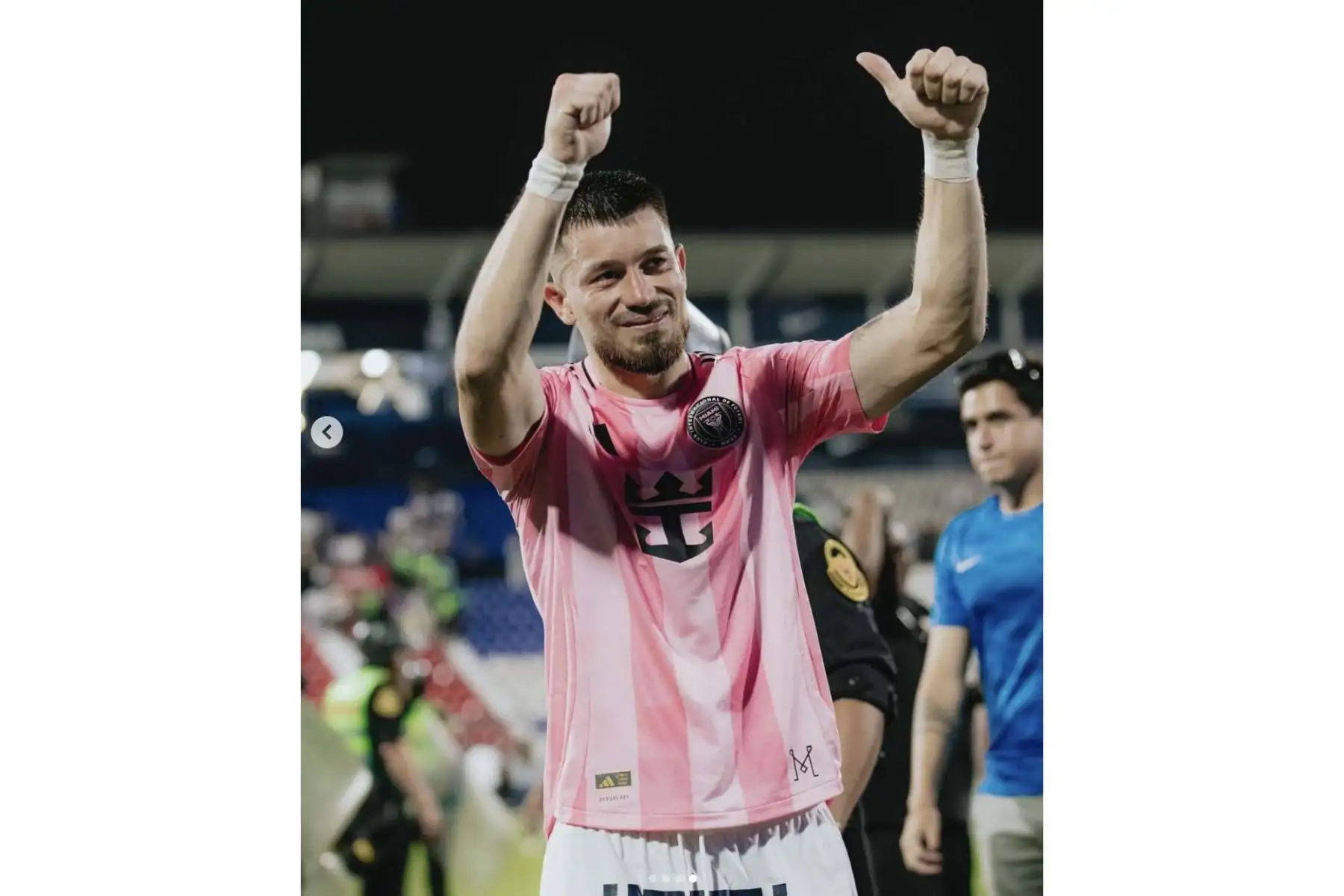 Con la camiseta del Inter Miami ya puesta, Alan Cantero saluda al público tras el encuentro disputado en Lima, que terminó con triunfo 3-0 del equipo estadounidense. El atacante blanquiazul vivió una noche especial al enfrentar a su ídolo y cerrar el partido con una postal que resume admiración, emoción y fútbol de alto nivel. Foto: Instagram Alan Cantero. Foto: ANDINA/IG oficial de Alan Cantero