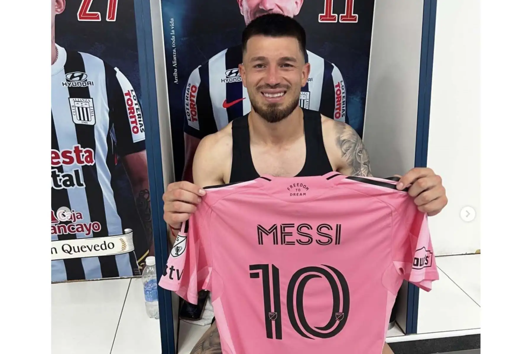 Alan Cantero posa en el vestuario con la camiseta de Lionel Messi tras el histórico cruce ante Inter Miami. El futbolista de Alianza Lima compartió este momento en sus redes sociales, donde expresó su admiración por el astro argentino y calificó el intercambio de camisetas como el cumplimiento de un sueño personal y una experiencia que marcará su carrera profesional. Foto: ANDINA/IG oficial de Alan Cantero