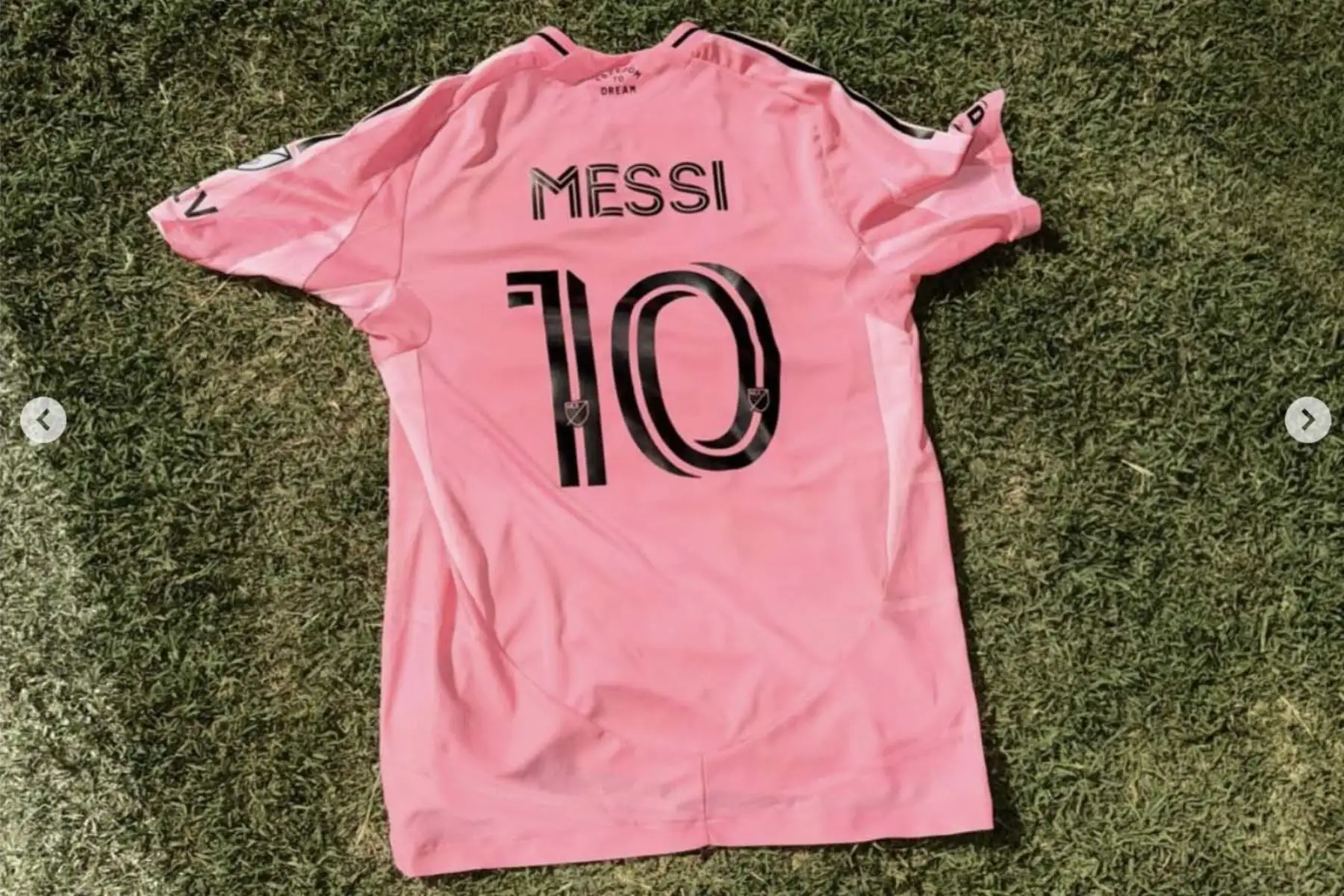 La camiseta rosa de Lionel Messi, con el dorsal 10 del Inter Miami, quedó sobre el césped como símbolo del momento vivido por Alan Cantero, quien recibió la prenda tras el encuentro. El intercambio se convirtió en uno de los recuerdos más valiosos para el jugador de Alianza Lima, que luego expresó públicamente la carga emocional y personal que tuvo este gesto del astro argentino. Foto: ANDINA/IG oficial de Alan Cantero