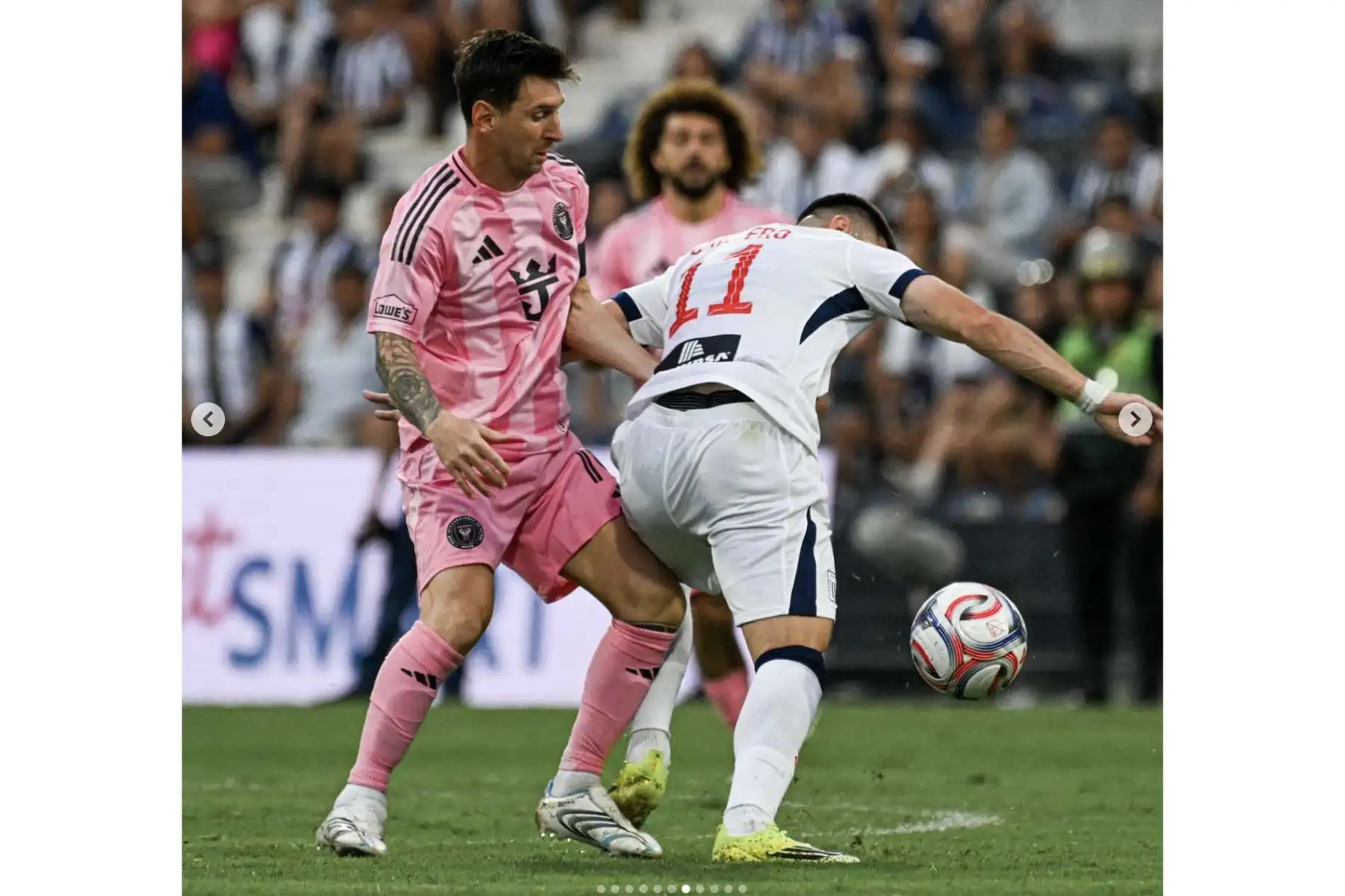 Lionel Messi disputa el balón ante Alan Cantero durante el amistoso internacional jugado en Lima. El Inter Miami impuso su jerarquía y controló los tiempos del encuentro frente a Alianza Lima, en un partido marcado por la expectativa del público y la presencia del astro argentino, que fue el principal foco de atención durante los 90 minutos. Foto: ANDINA/IG oficial de Alan Cantero