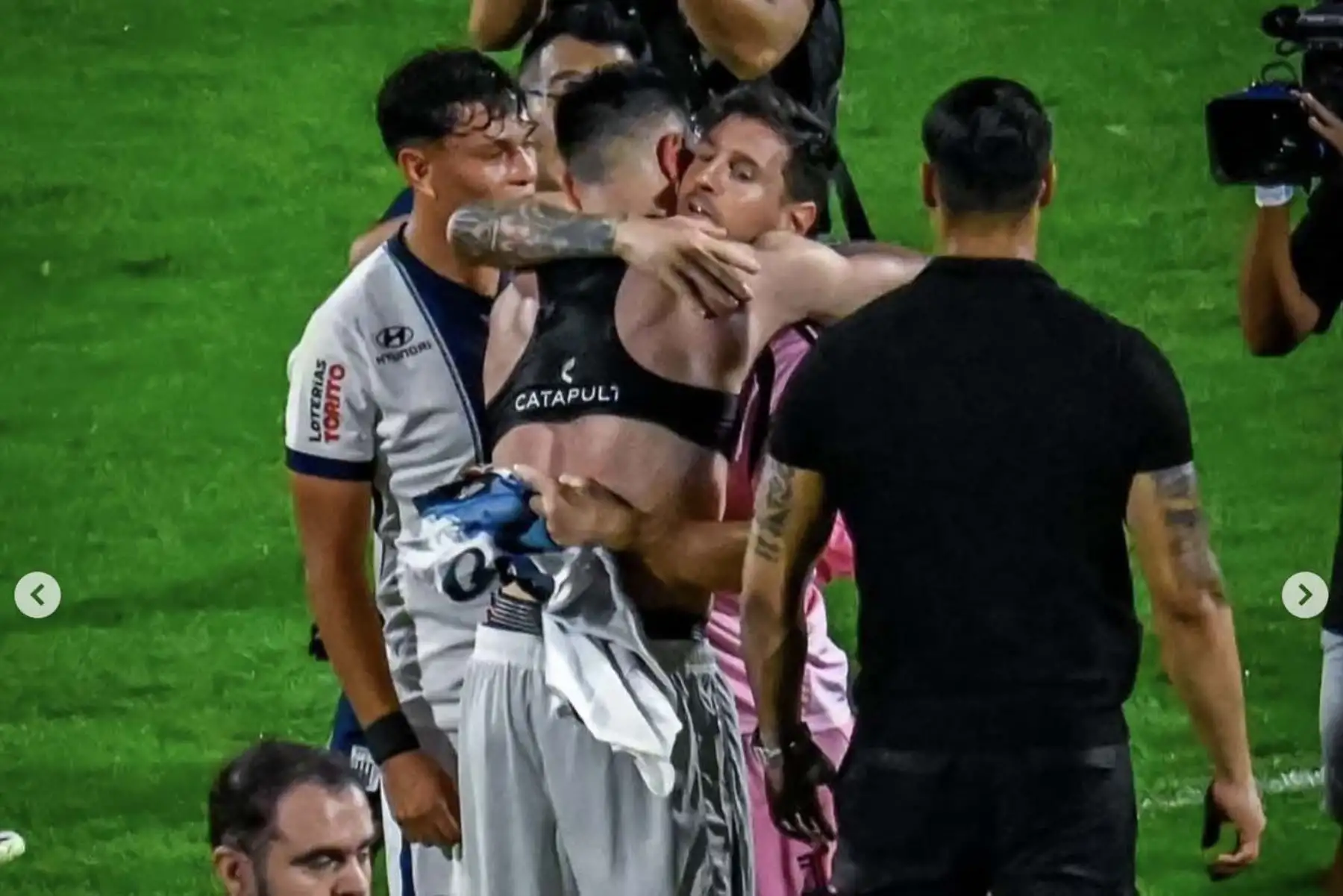 En el césped, Lionel Messi se acerca a Alan Cantero y lo saluda con un abrazo, un gesto que el delantero blanquiazul destacó como “inolvidable” en su reciente publicación. La escena refleja el respeto entre rivales y el instante personal que vivió el atacante de Alianza Lima al compartir cancha con su máxima inspiración, antes del intercambio de camiseta y las fotos que luego difundió en sus redes. Foto: ANDINA/IG oficial de Alan Cantero