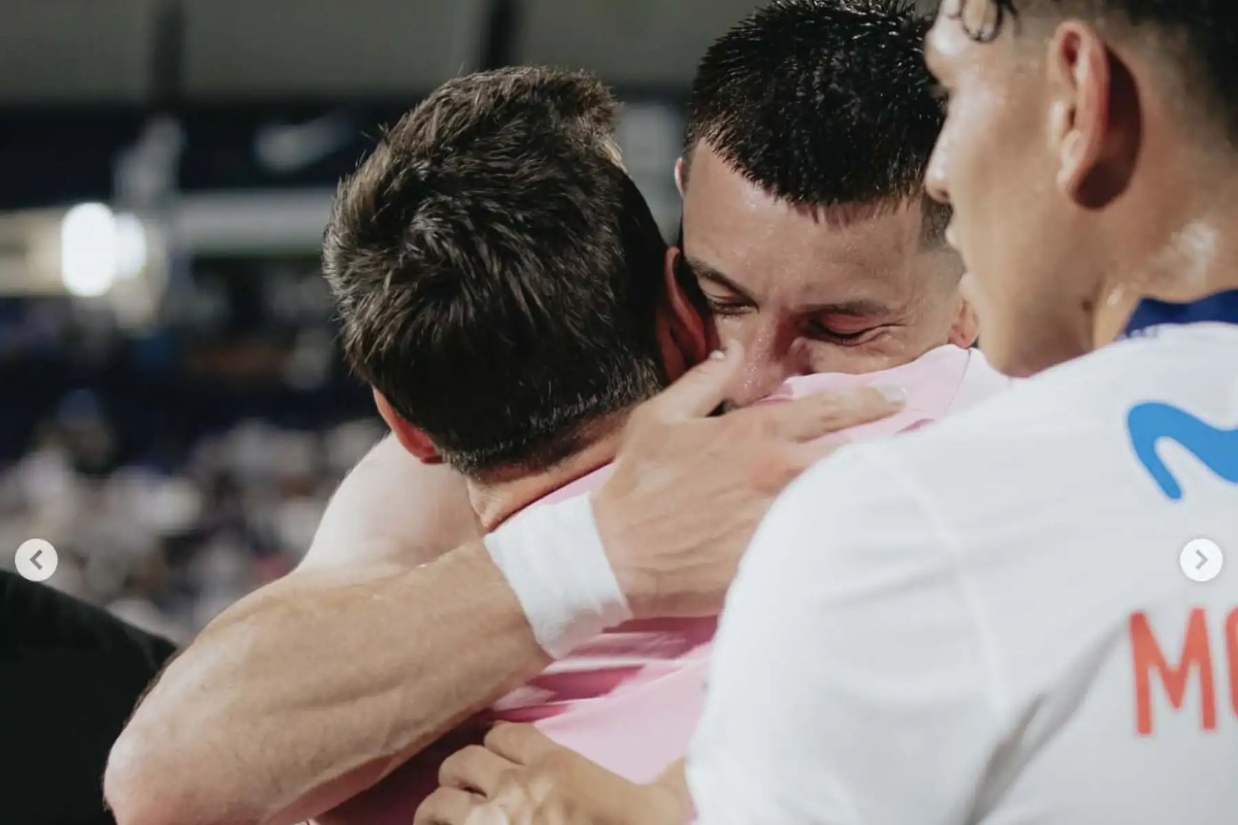 Desde otro ángulo, el abrazo entre Lionel Messi y Alan Cantero deja ver la emoción del delantero blanquiazul, quien luego resumió ese instante en sus redes: “Compartir cancha con mi máximo ídolo fue un sueño cumplido”. La imagen captura un momento íntimo y sincero, marcado por la admiración y el respeto, que Cantero decidió inmortalizar y compartir con sus seguidores. Foto: ANDINA/IG oficial de Alan Cantero