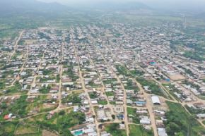 Se identificaron zonas urbanas asentadas sobre depósitos aluviales y fluviales, con pendientes suaves a moderadas, condiciones que incrementan la susceptibilidad a inundaciones durante episodios de lluvias intensas.