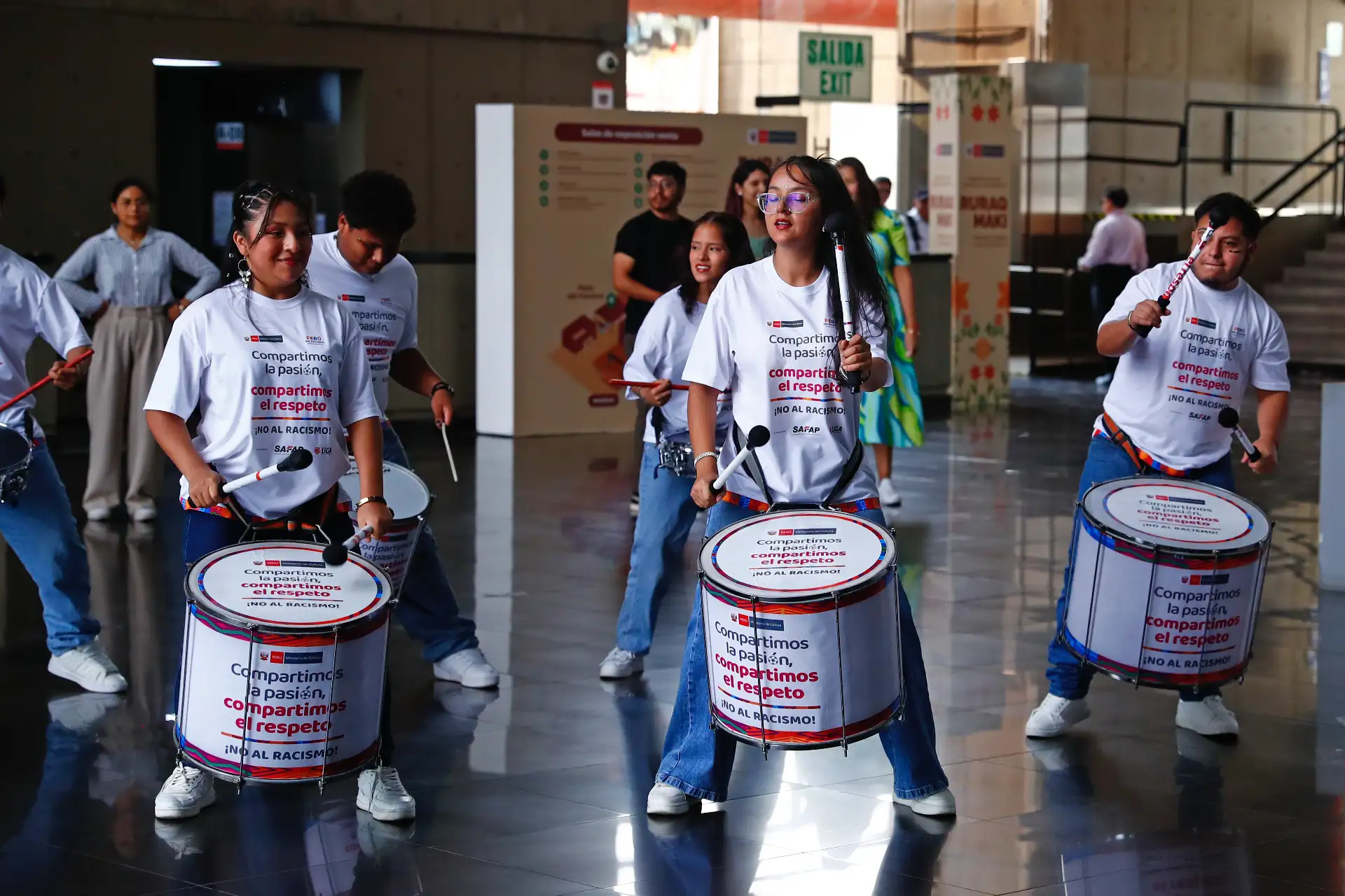 “Compartimos la pasión, compartimos el respeto ¡No al racismo!” es la campaña que busca sensibilizar y promover la reflexión frente al racismo en los espacios deportivos, así como en instituciones educativas y espacios públicos del país. La iniciativa es impulsada por el Ministerio de Cultura como parte de sus acciones por una convivencia libre de discriminación y fue presentada desde su sede institucional en San Borja. Foto: ANDINA/Daniel Bracamonte