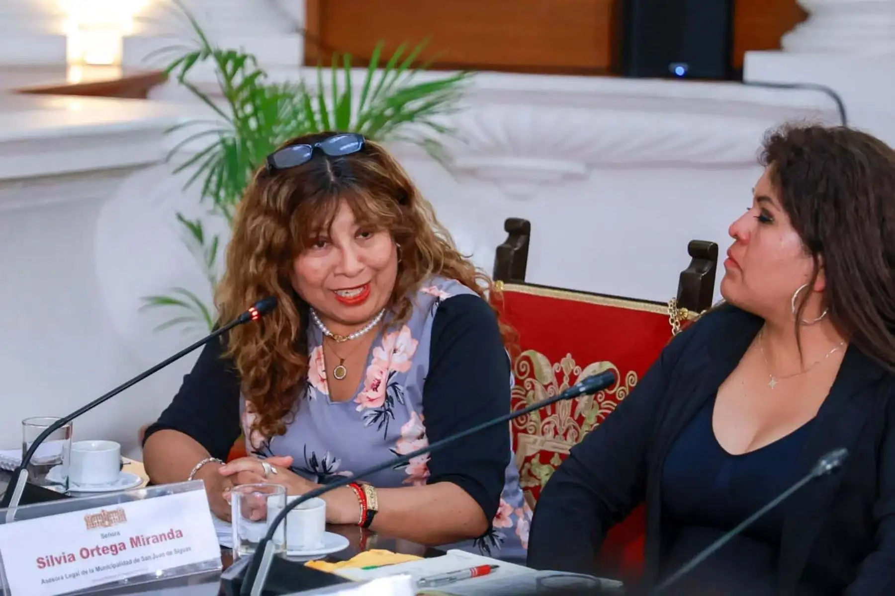 El presidente José Jerí sostuvo dos reuniones de trabajo en Palacio de Gobierno orientadas a atender demandas del sector salud y problemáticas locales. Primero dialogó con representantes de la FENUSISALUD, del Minsa y de EsSalud sobre brechas laborales, incluido el nombramiento de trabajadores CAS Covid. Luego recibió a autoridades de la Municipalidad de Villa de San Juan de Siguas (Arequipa) para priorizar soluciones en beneficio de la población. Foto: ANDINA/Prensa Presidencia