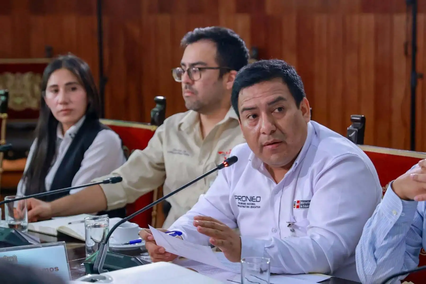 El presidente José Jerí sostuvo dos reuniones de trabajo en Palacio de Gobierno orientadas a atender demandas del sector salud y problemáticas locales. Primero dialogó con representantes de la FENUSISALUD, del Minsa y de EsSalud sobre brechas laborales, incluido el nombramiento de trabajadores CAS Covid. Luego recibió a autoridades de la Municipalidad de Villa de San Juan de Siguas (Arequipa) para priorizar soluciones en beneficio de la población. Foto: ANDINA/Prensa Presidencia