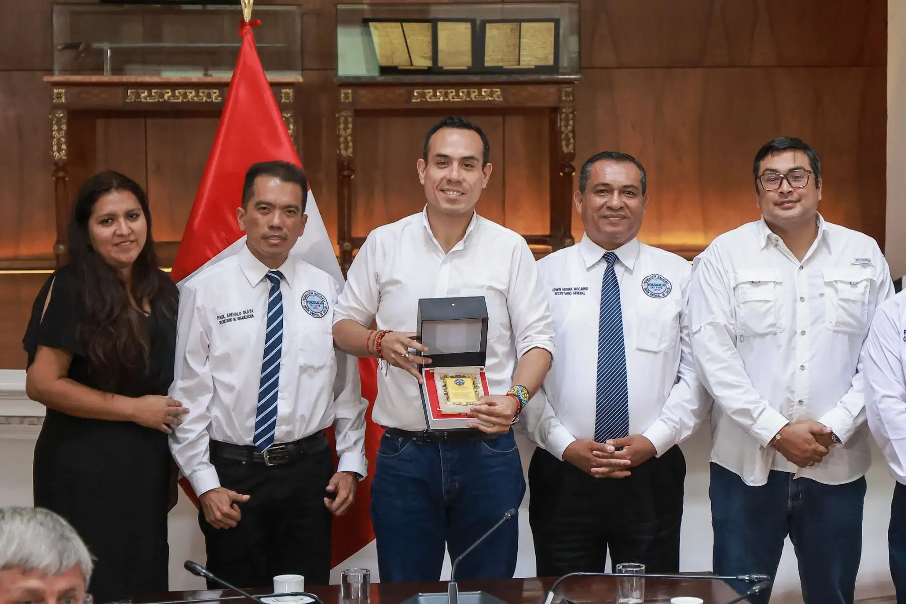 El presidente José Jerí sostuvo dos reuniones de trabajo en Palacio de Gobierno orientadas a atender demandas del sector salud y problemáticas locales. Primero dialogó con representantes de la FENUSISALUD, del Minsa y de EsSalud sobre brechas laborales, incluido el nombramiento de trabajadores CAS Covid. Luego recibió a autoridades de la Municipalidad de Villa de San Juan de Siguas (Arequipa) para priorizar soluciones en beneficio de la población. Foto: ANDINA/Prensa Presidencia