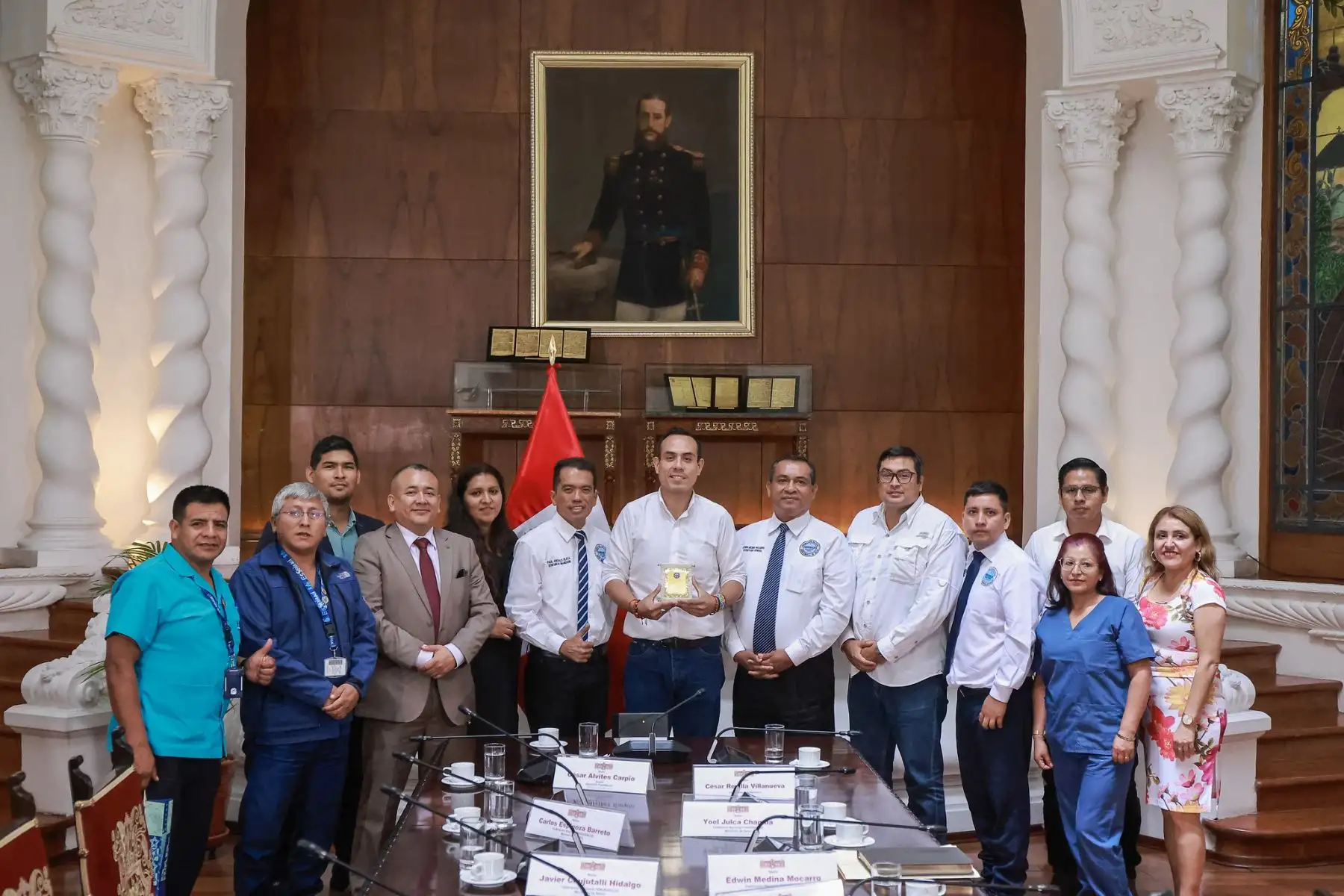 El presidente José Jerí sostuvo dos reuniones de trabajo en Palacio de Gobierno orientadas a atender demandas del sector salud y problemáticas locales. Primero dialogó con representantes de la FENUSISALUD, del Minsa y de EsSalud sobre brechas laborales, incluido el nombramiento de trabajadores CAS Covid. Luego recibió a autoridades de la Municipalidad de Villa de San Juan de Siguas (Arequipa) para priorizar soluciones en beneficio de la población. Foto: ANDINA/Prensa Presidencia