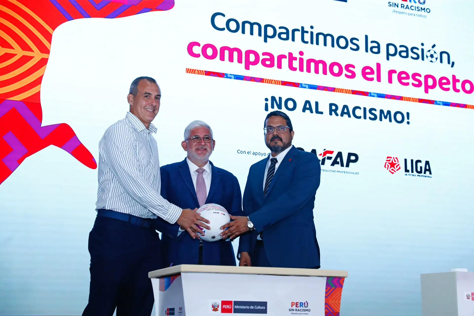 “Compartimos la pasión, compartimos el respeto ¡No al racismo!” es la campaña que busca sensibilizar y promover la reflexión frente al racismo en los espacios deportivos, así como en instituciones educativas y espacios públicos del país. La iniciativa es impulsada por el Ministerio de Cultura como parte de sus acciones por una convivencia libre de discriminación y fue presentada desde su sede institucional en San Borja. Foto: ANDINA/Daniel Bracamonte
