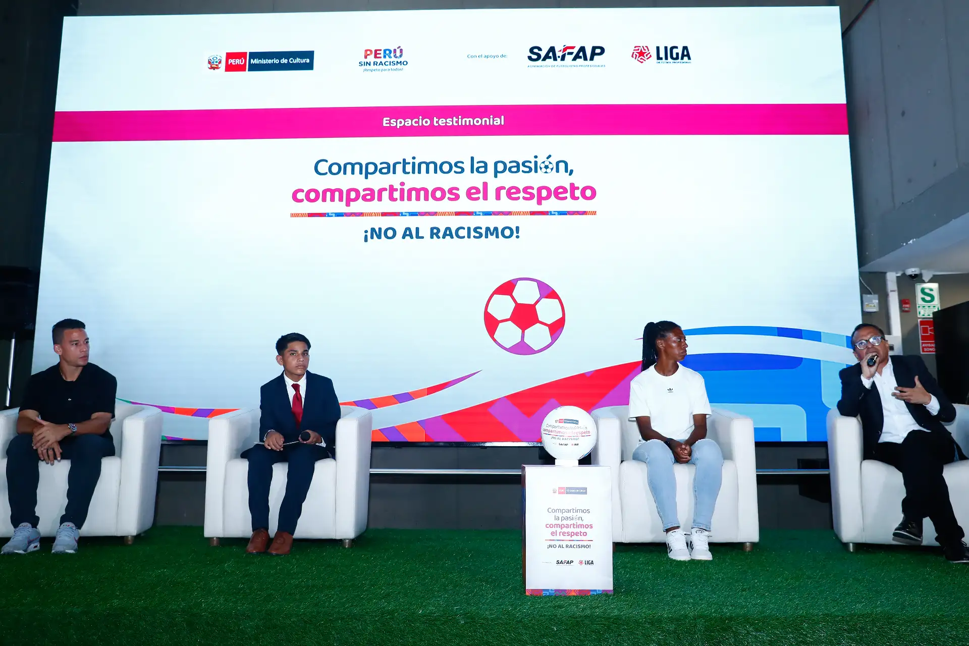 “Compartimos la pasión, compartimos el respeto ¡No al racismo!” es la campaña que busca sensibilizar y promover la reflexión frente al racismo en los espacios deportivos, así como en instituciones educativas y espacios públicos del país. La iniciativa es impulsada por el Ministerio de Cultura como parte de sus acciones por una convivencia libre de discriminación y fue presentada desde su sede institucional en San Borja. Foto: ANDINA/Daniel Bracamonte
