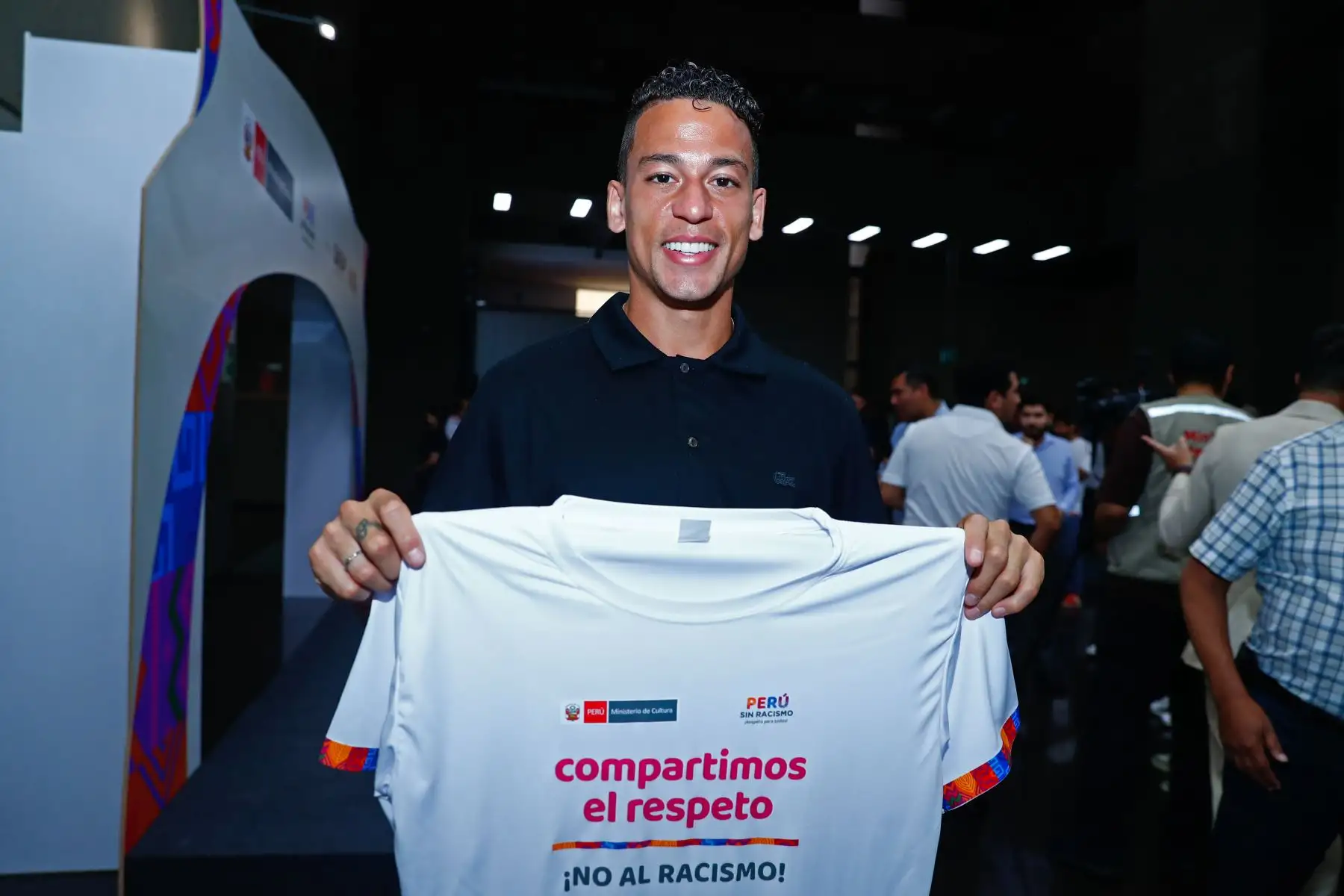 El futbolista Christian Benavente, actual jugador del Sporting Cristal, participó en el lanzamiento de la campaña "Compartimos la pasión, compartimos el respeto ¡No al racismo!", iniciativa orientada a promover acciones de sensibilización y reflexión frente al racismo en los espacios deportivos a nivel nacional, así como en instituciones educativas y espacios públicos. Foto: ANDINA/Daniel Bracamonte