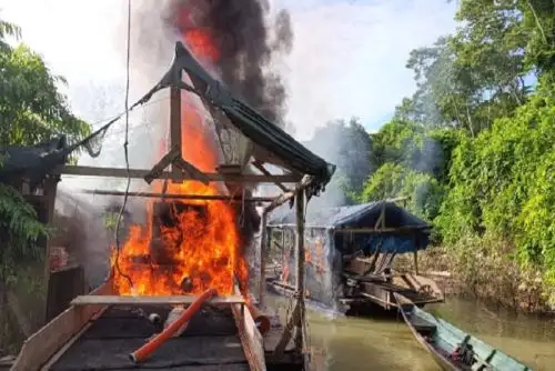Por disposición del representante del Ministerio Público, se procedió a la retención tanto del producto forestal como de la embarcación,