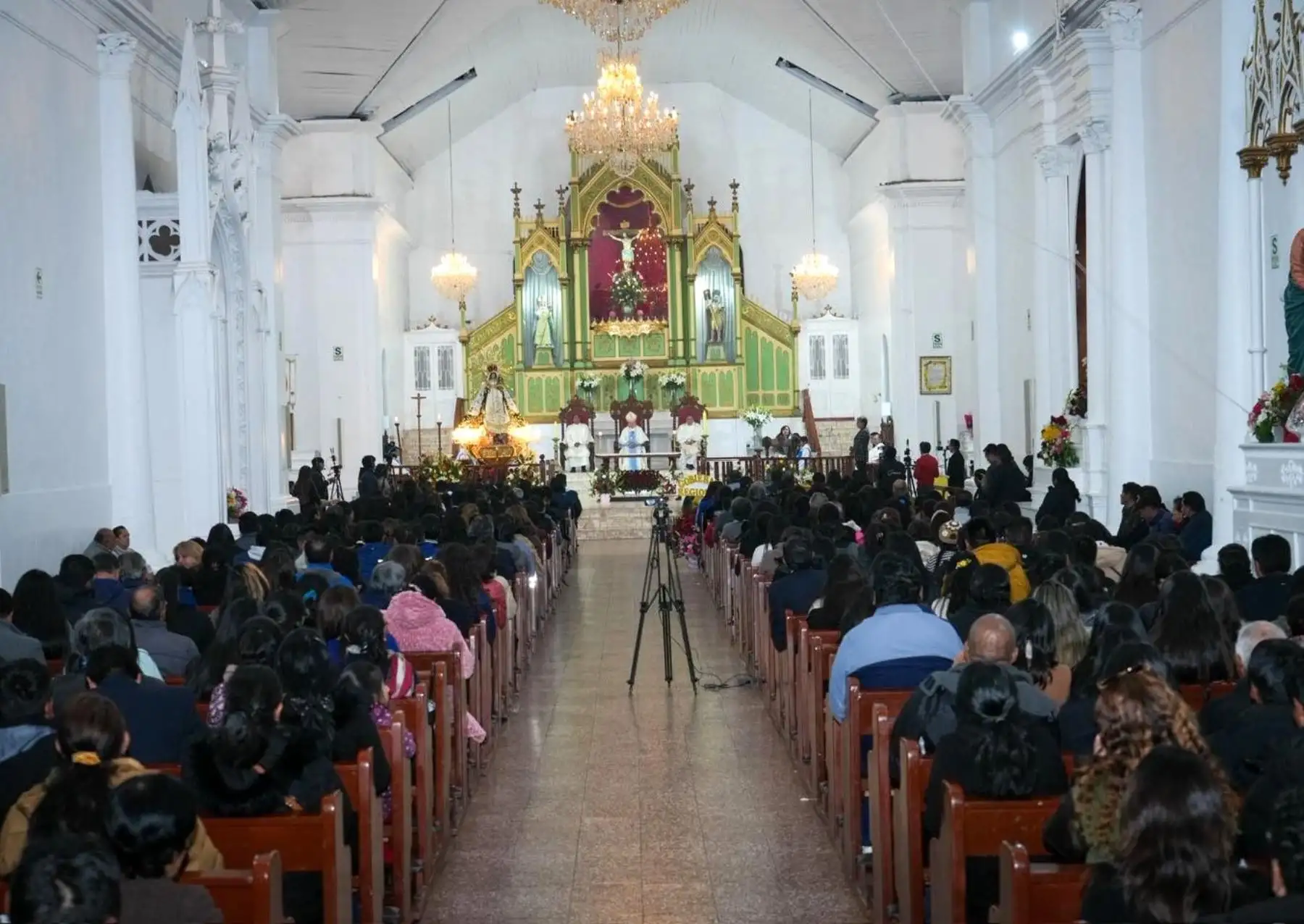 Representantes de diversas instituciones públicas y privadas de Puno participaron de las novenas, las misas comunitarias realizadas en el templo San Juan Bautista, en homenaje a la imagen de la Virgen de la Candelaria, en el inicio de las actividades de la Festividad. ANDINA/Difusión