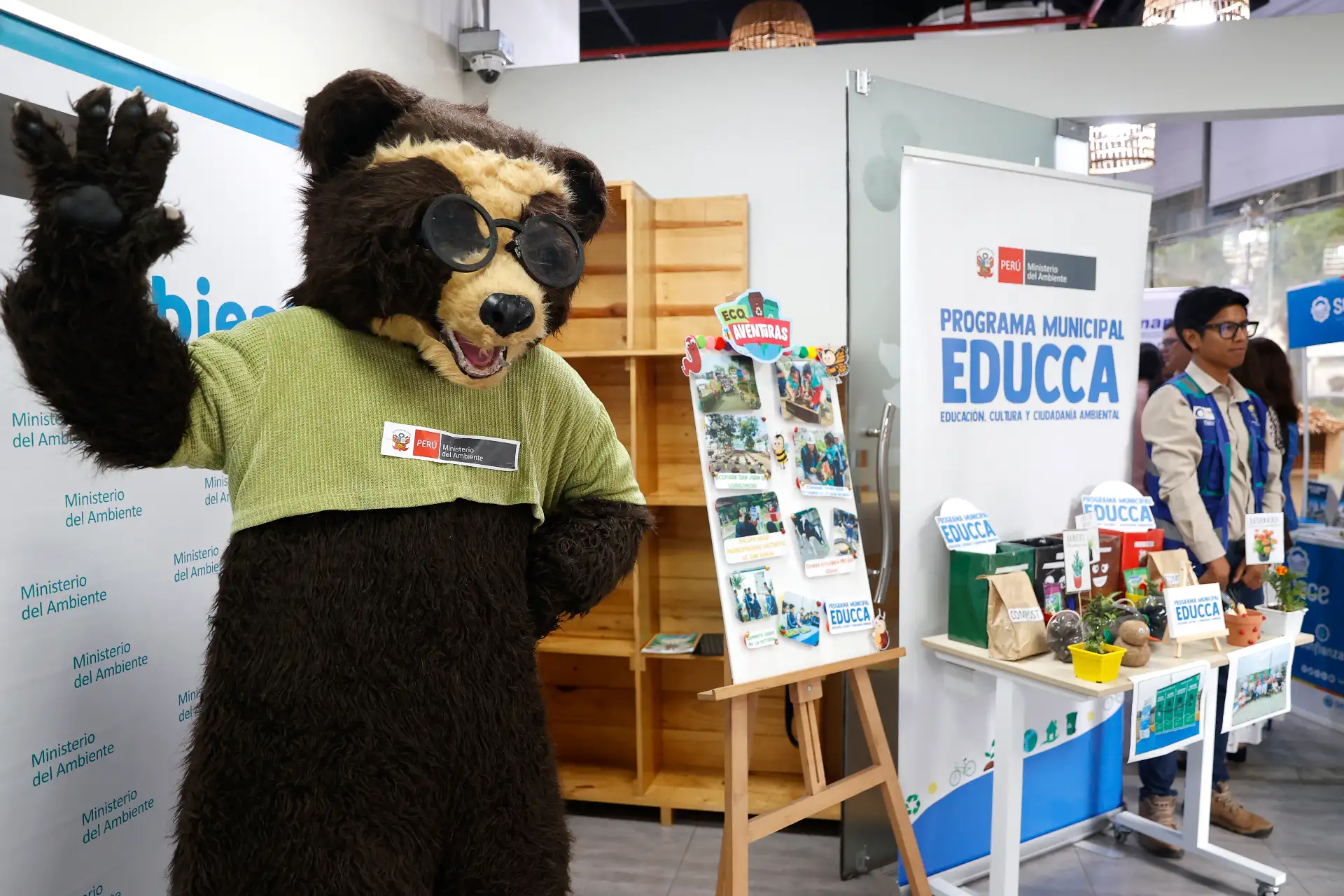 El programa, impulsado por el Minam y sus entidades adscritas, ofrece visitas guiadas y experiencias educativas sobre biodiversidad y ciencia, promoviendo la conciencia ambiental desde temprana edad.
Foto: ANDINA/Vidal Tarqui