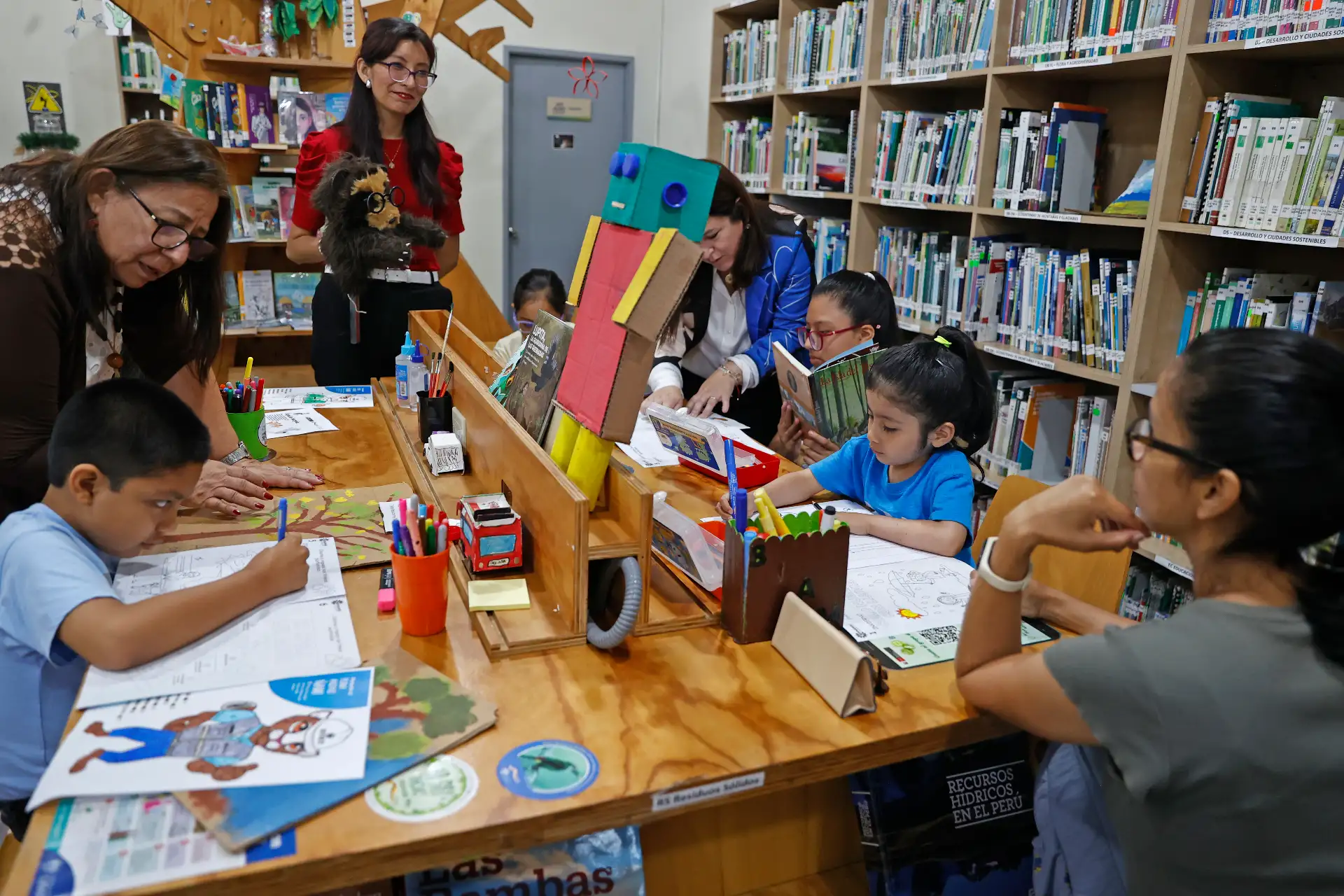 El programa, impulsado por el Minam y sus entidades adscritas, ofrece visitas guiadas y experiencias educativas sobre biodiversidad y ciencia, promoviendo la conciencia ambiental desde temprana edad.
Foto: ANDINA/Vidal Tarqui