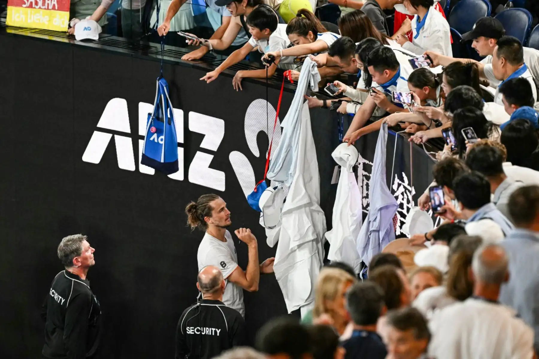 El alemán Alexander Zverev firma autógrafos para los fanáticos después de su victoria contra el estadounidense Learner Tien en el partido de cuartos de final individual masculino en el décimo día del torneo de tenis Abierto de Australia en Melbourne.
Foto: AFP
