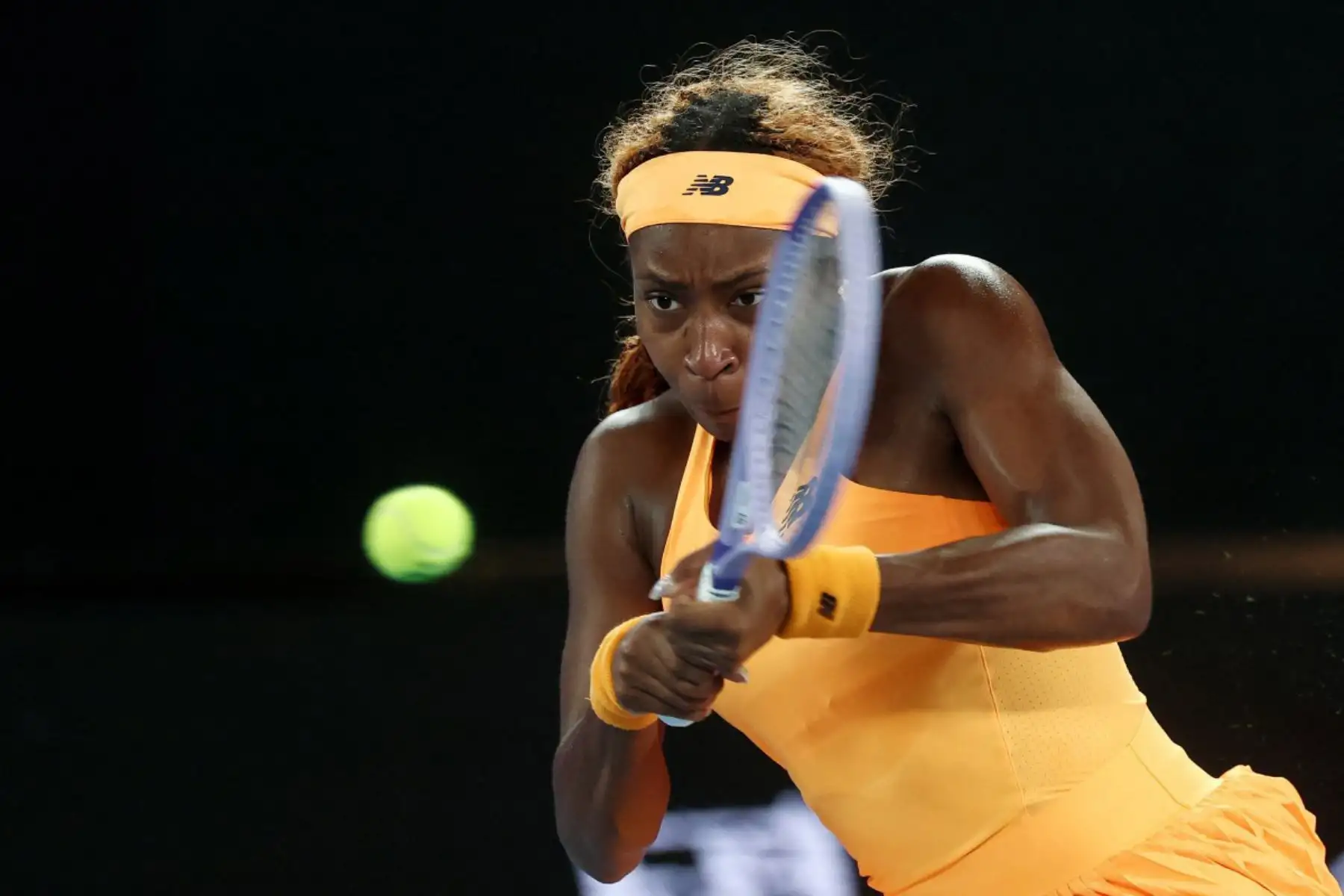 La estadounidense Coco Gauff devuelve el balón a la ucraniana Elina Svitolina durante su partido de cuartos de final individual femenino en el décimo día del torneo de tenis Abierto de Australia en Melbourne.
Foto: AFP