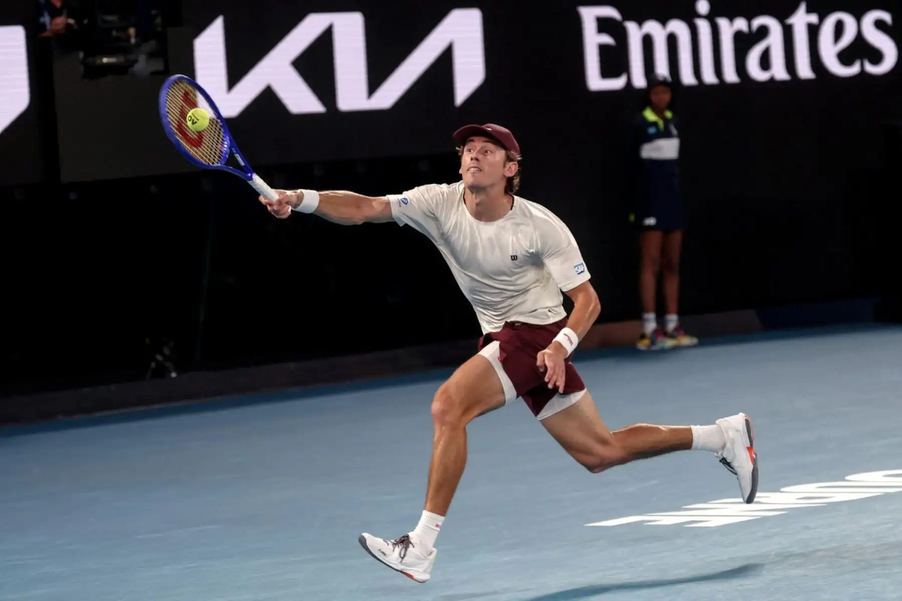 El australiano Alex De Minaur devuelve el balón al español Carlos Alcaraz durante su partido de cuartos de final individual masculino en el décimo día del torneo de tenis Abierto de Australia en Melbourne.
Foto: AFP