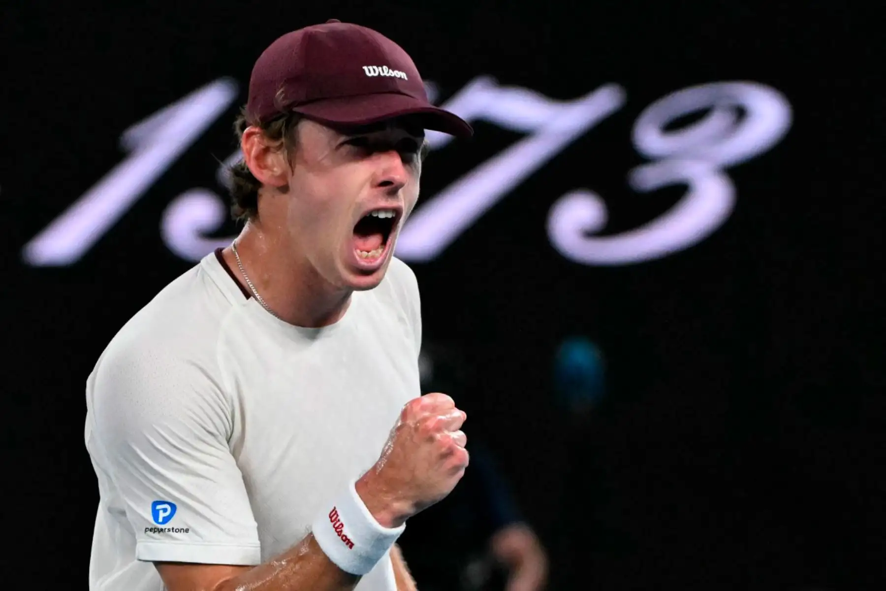 El australiano Alex De Minaur reacciona después de un punto contra el español Carlos Alcaraz durante su partido de cuartos de final individual masculino en el décimo día del torneo de tenis Abierto de Australia en Melbourne.
Foto: AFP