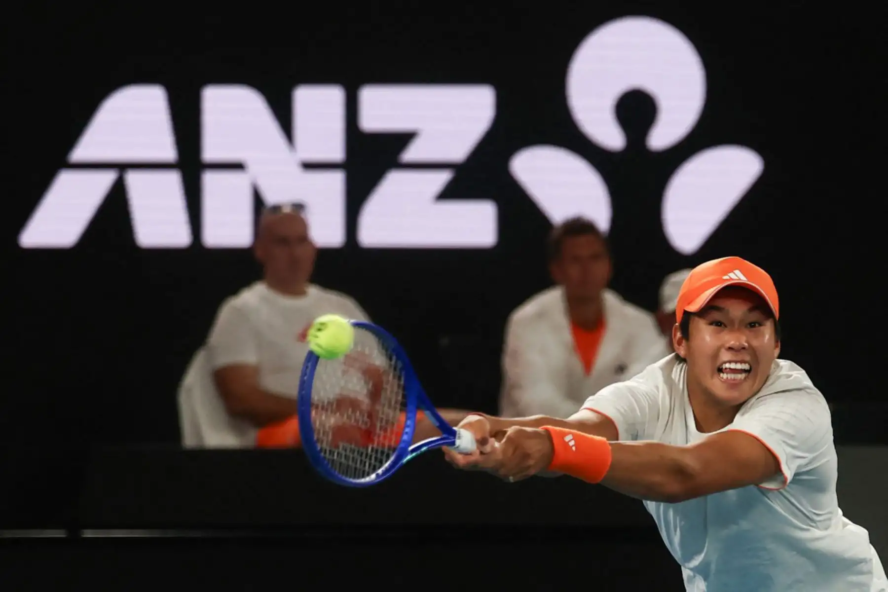 El estadounidense Learner Tien devuelve el balón al alemán Alexander Zverev durante su partido de cuartos de final individual masculino en el décimo día del torneo de tenis Abierto de Australia en Melbourne.
Foto: AFP