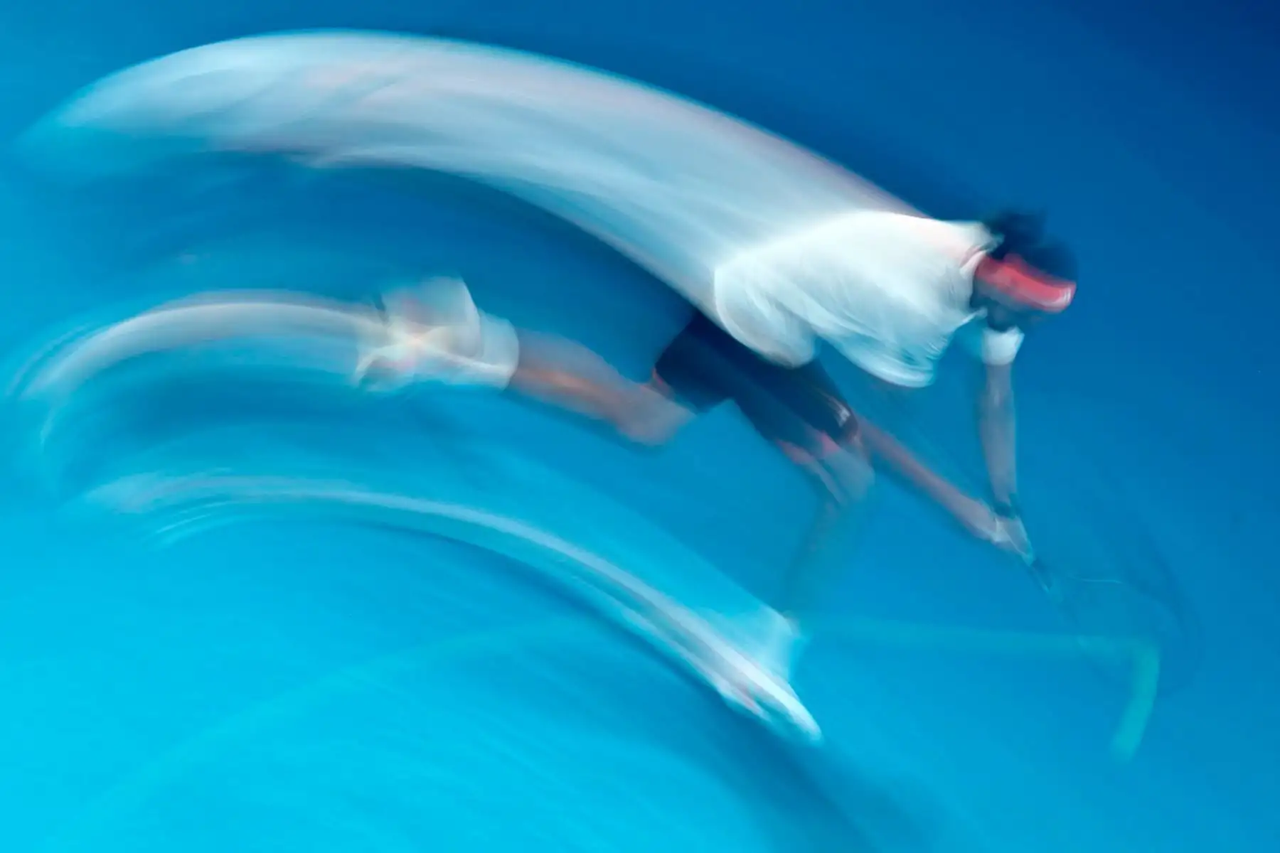 Una exposición de velocidad de obturación lenta captura al alemán Alexander Zverev mientras devuelve el balón al estadounidense Learner Tien durante su partido de cuartos de final individual masculino en el décimo día del torneo de tenis Abierto de Australia en Melbourne.
Foto: AFP