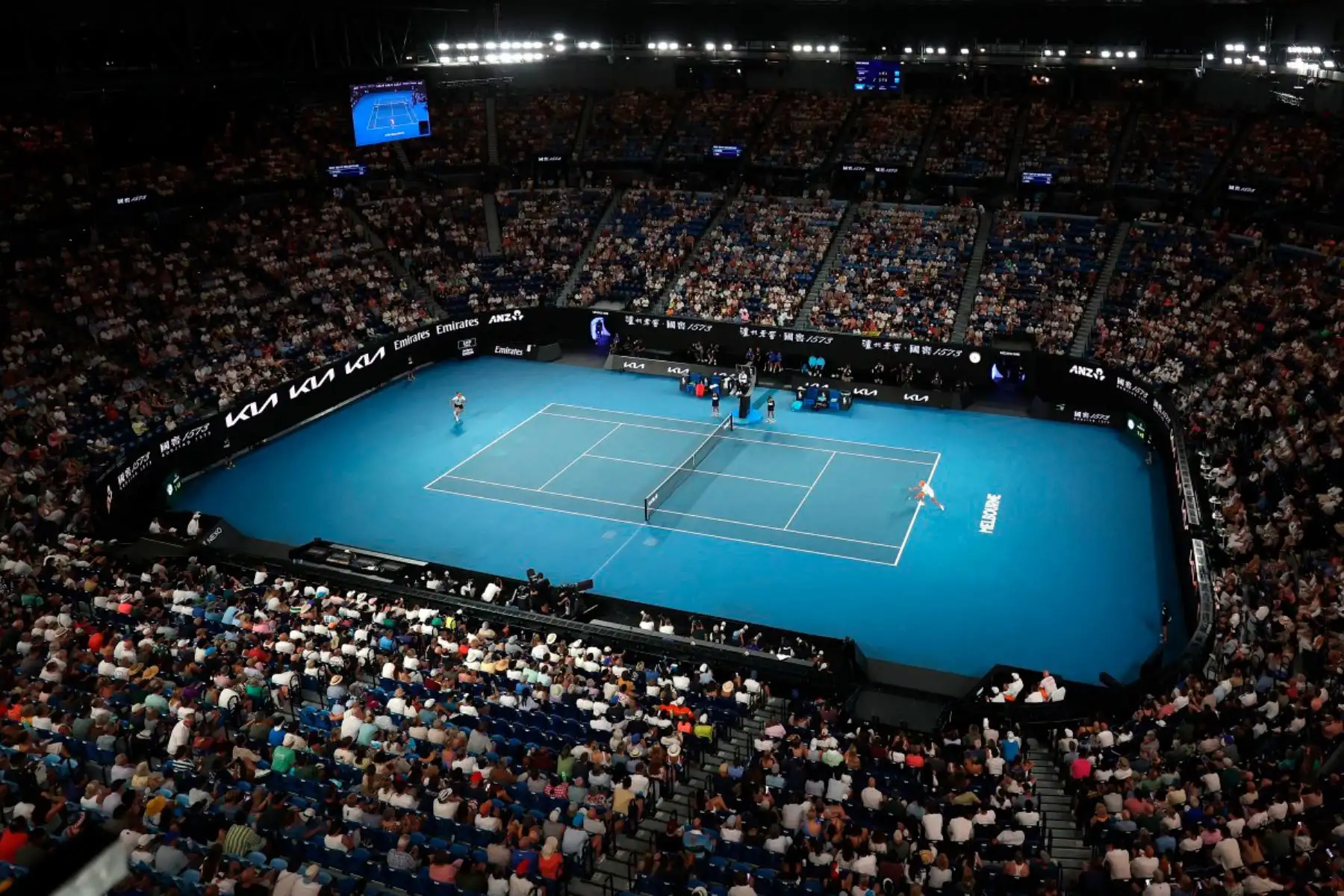Vista general del Rod Laver Arena con el techo cerrado debido al calor extremo durante el partido de cuartos de final individual masculino entre el estadounidense Learner Tien y el alemán Alexander Zverev en el torneo de tenis Abierto de Australia en Melbourne.
Foto: AFP