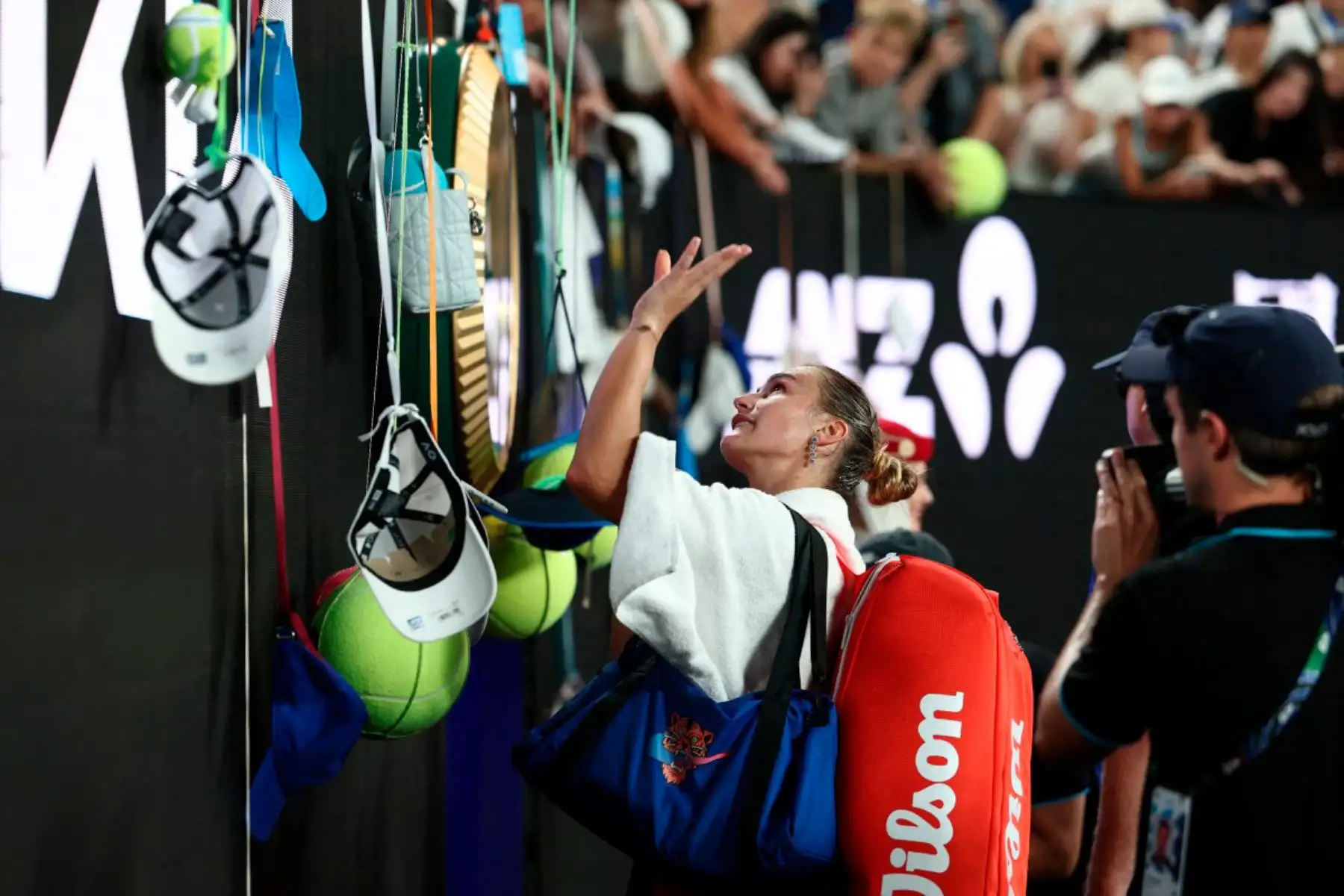 La bielorrusa Aryna Sabalenka firma autógrafos para los fanáticos después de su victoria sobre la estadounidense Iva Jovic en su partido de cuartos de final individual femenino en el décimo día del torneo de tenis Abierto de Australia en Melbourne Foto: AFP
