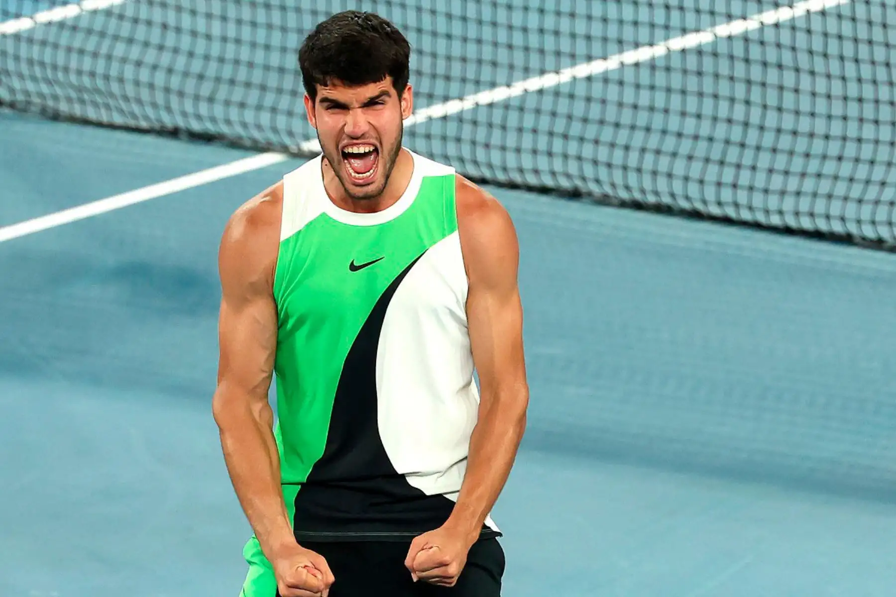 El español Carlos Alcaraz celebra la victoria sobre el australiano Alex De Minaur después de su partido de cuartos de final individual masculino en el décimo día del torneo de tenis Abierto de Australia en Melbourne.
Foto: AFP