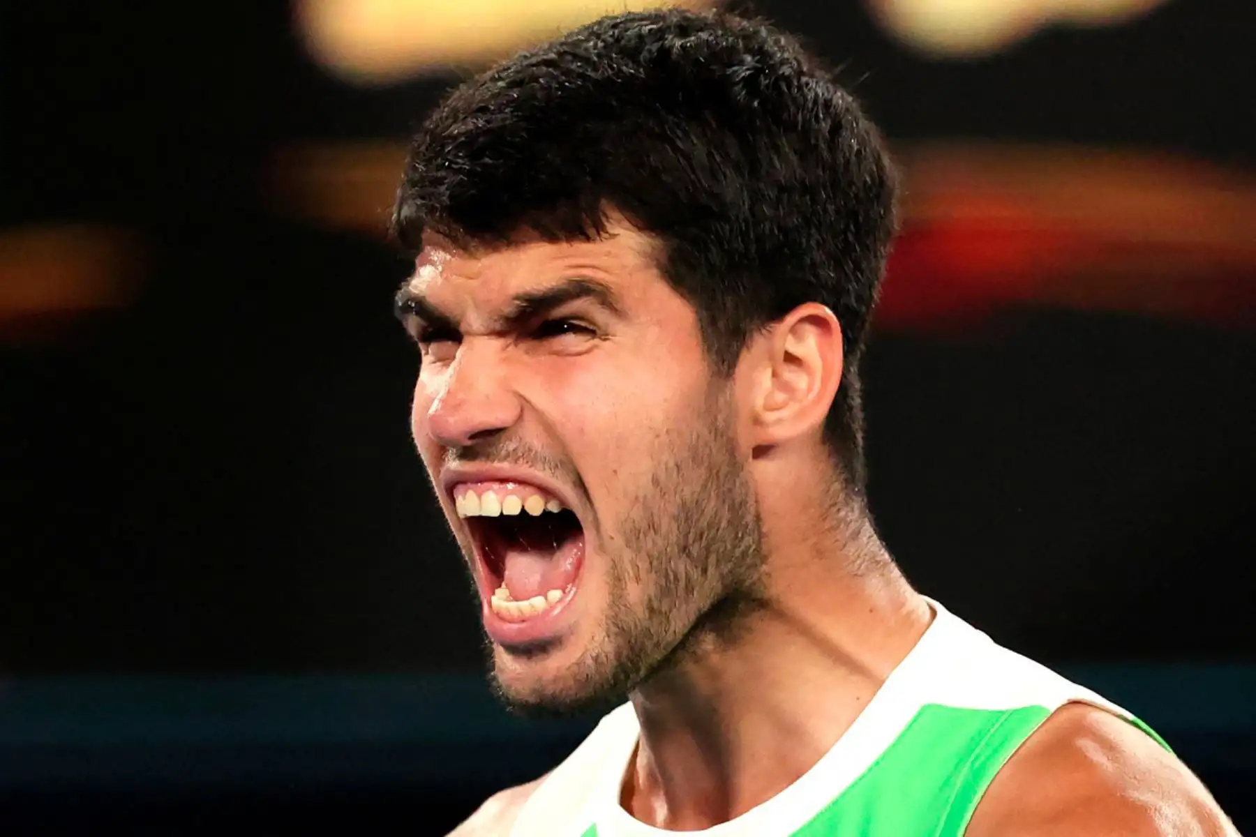 El español Carlos Alcaraz celebra su victoria sobre el australiano Alex De Minaur tras su partido de cuartos de final individual masculino en el décimo día del Abierto de Australia de tenis en Melbourne.
Foto: AFP