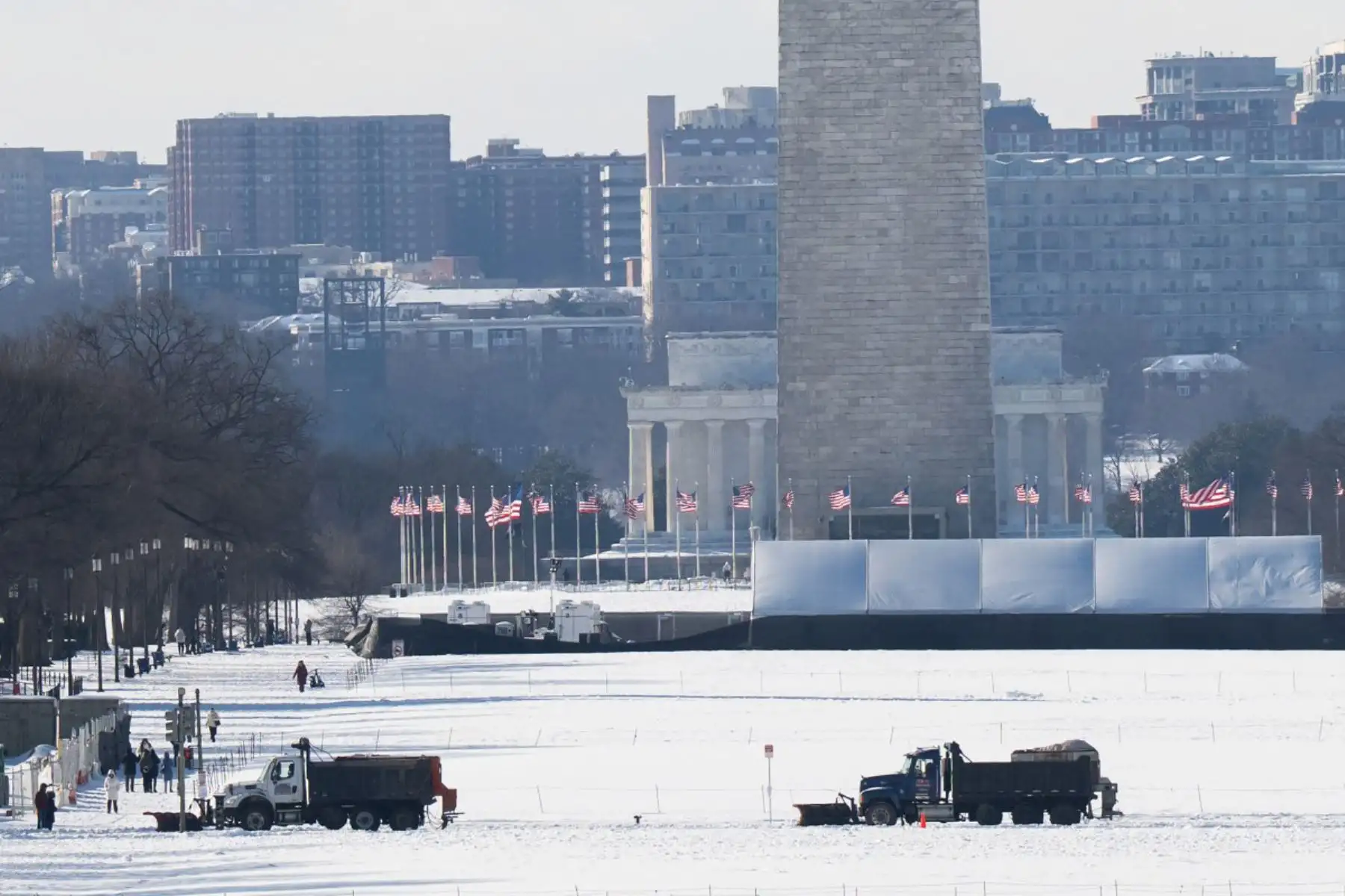 Las máquinas quitanieves circulan cerca del Monumento a Washington y el Monumento a Lincoln en el National Mall de Washington, D.C. tras una importante tormenta de nieve. Millones de estadounidenses se enfrentaban a temperaturas peligrosamente frías tras una enorme tormenta invernal que azotó el país con nieve y hielo, dejando sin electricidad y paralizando el transporte. 
Foto: AFP