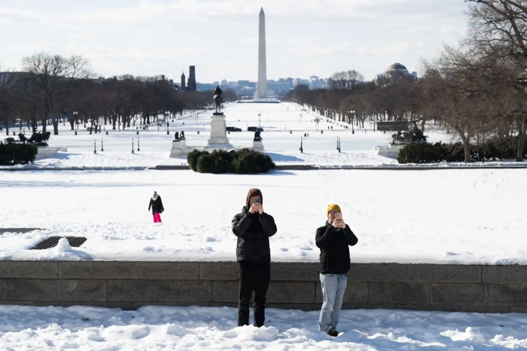 Personas toman fotografías frente al Capitolio de los Estados Unidos en Washington, D.C. Millones de estadounidenses se enfrentaban a temperaturas peligrosamente frías tras una enorme tormenta invernal que azotó el país con nieve y hielo, dejando sin electricidad y paralizando el transporte. 
Foto: AFP